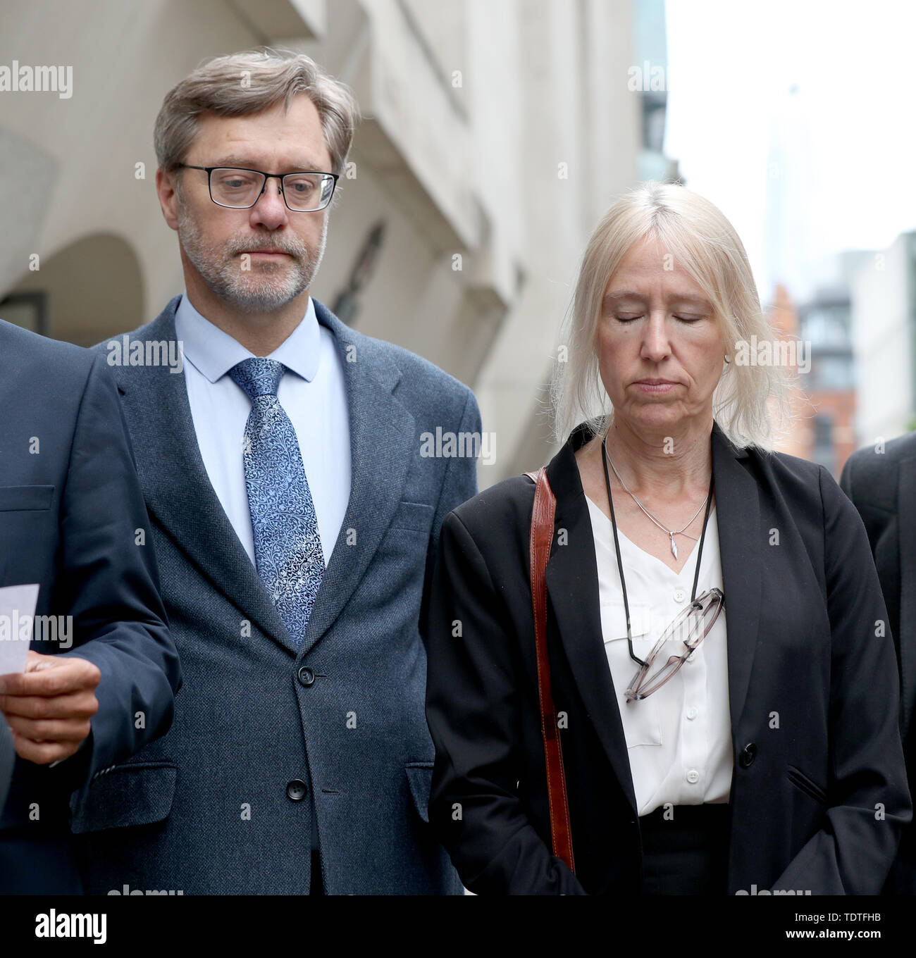 John Letts et Sally Lane, les parents d'un musulman converti surnommé Jack Jihadi, parlant à l'extérieur de l'Old Bailey à Londres où ils ont été épargnés par la prison d'être condamné à 15 mois de prison, suspendu pour 12 mois, après avoir été reconnu coupable de financement du terrorisme par l'envoi d'argent de leur fils en Syrie. Banque D'Images