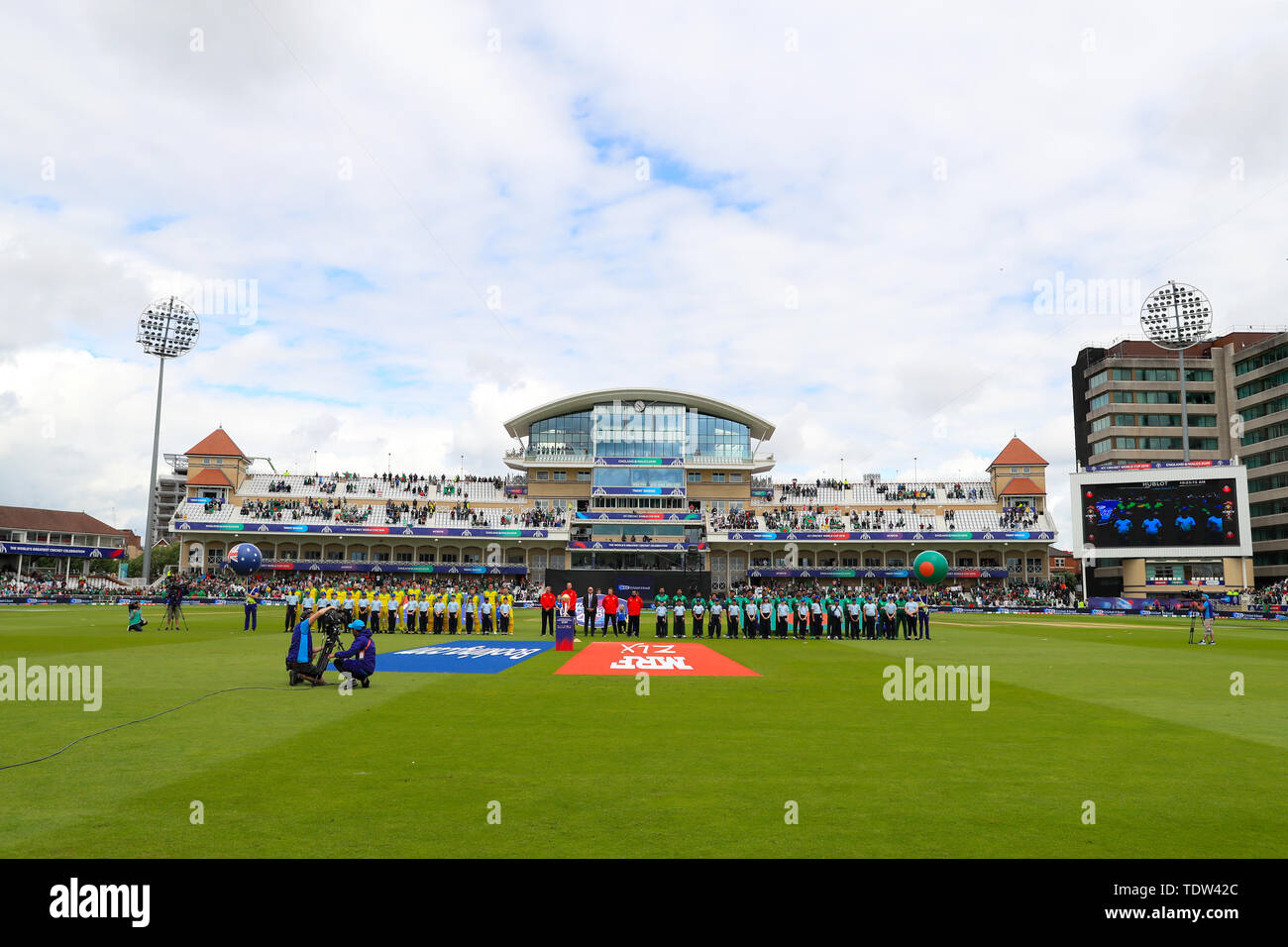 Ligne équipes jusqu'à l'hymne national avant de l'ICC Cricket World Cup phase groupe match à Trent Bridge, Nottingham. Banque D'Images