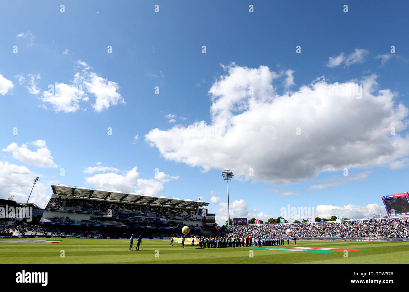 L'Angleterre et le Sri Lanka joueurs pendant l'hymne national avant de l'ICC Cricket World Cup Match au stade Headingley, Leeds. Banque D'Images