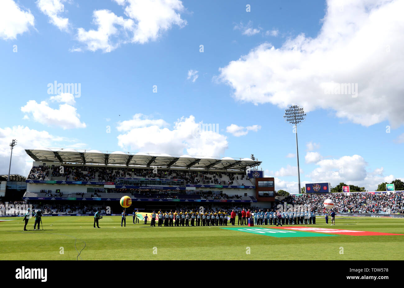L'Angleterre et le Sri Lanka joueurs pendant l'hymne national avant de l'ICC Cricket World Cup Match au stade Headingley, Leeds. Banque D'Images