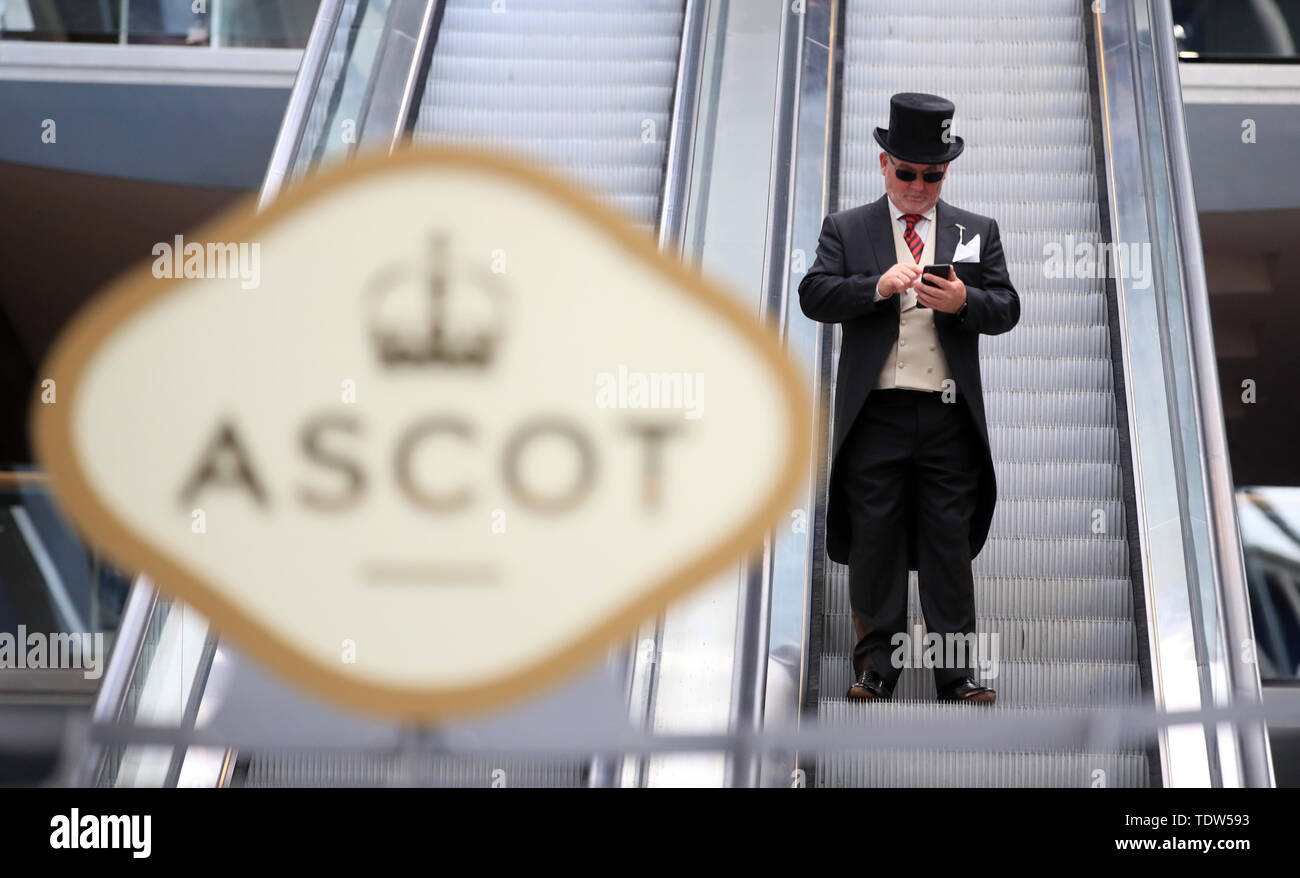 Un racegoer descend un ascenseur pendant quatre jours de Royal Ascot à Ascot Racecourse. Banque D'Images