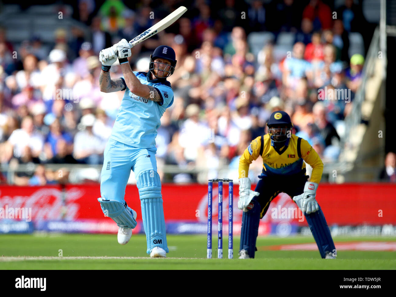 L'Angleterre Ben Stokes hits un six au cours de l'ICC Cricket World Cup Match au stade Headingley, Leeds. Banque D'Images