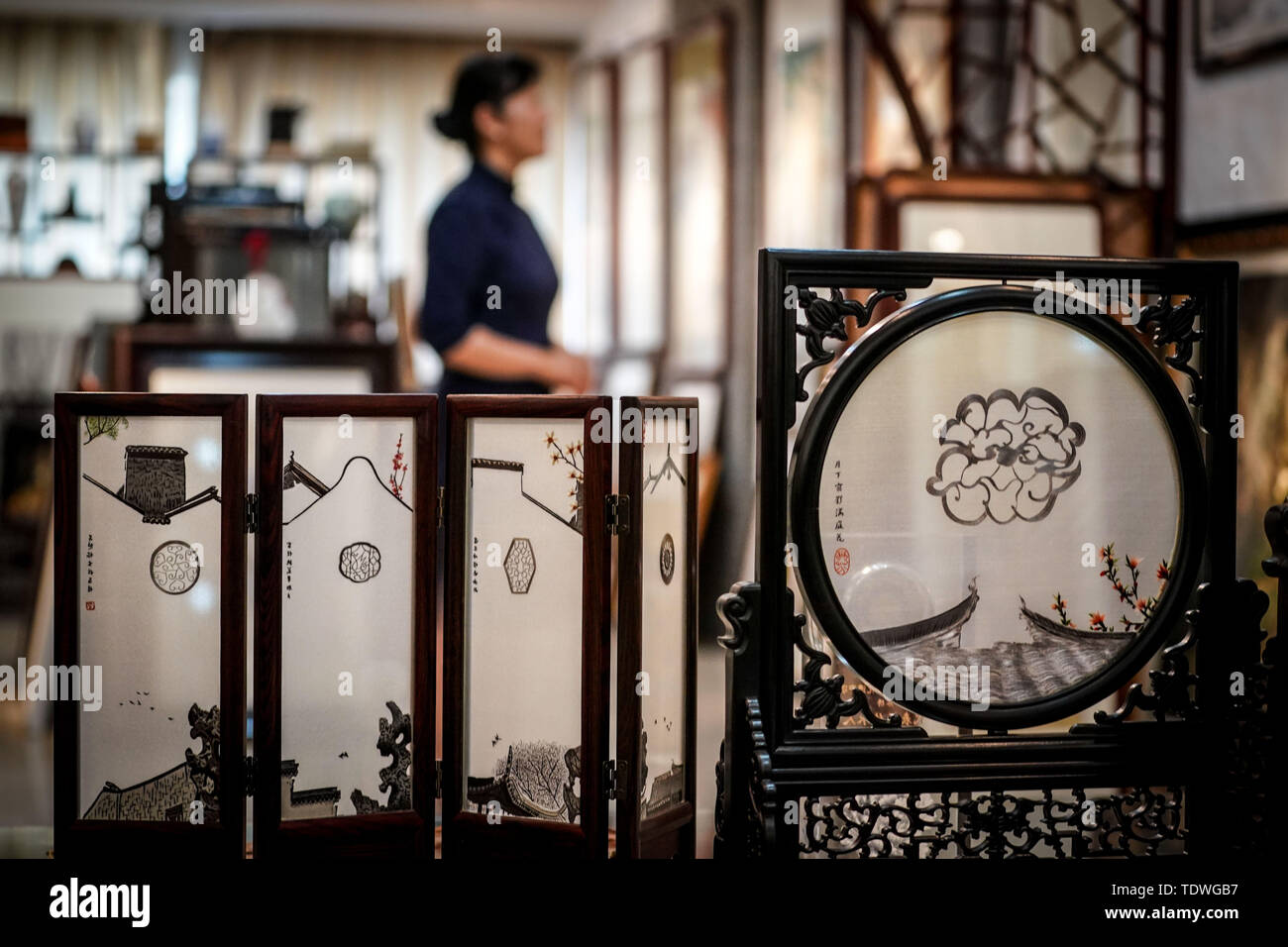 (190619) -- SHANGHAI, le 19 juin 2019 (Xinhua) -- Yao Huifen observe ses œuvres à son atelier de Zhenhu Ville de Suzhou, Province de Jiangsu Chine orientale, le 11 juin 2019. La broderie de Suzhou, l'une des quatre plus célèbres broderies en Chine, est originaire de Suzhou et a une histoire de plus de 2 000 ans. Connu pour son élégant motif, conception artistique, de couture fine et variée de suture, elle est inscrite comme patrimoine culturel immatériel national de Chine en 2006. Yao Huifen représentant, héritière de la plaisance, est né à Shanghai en 1967 dans une famille de broderie. Influencé par ses grands-parents un Banque D'Images
