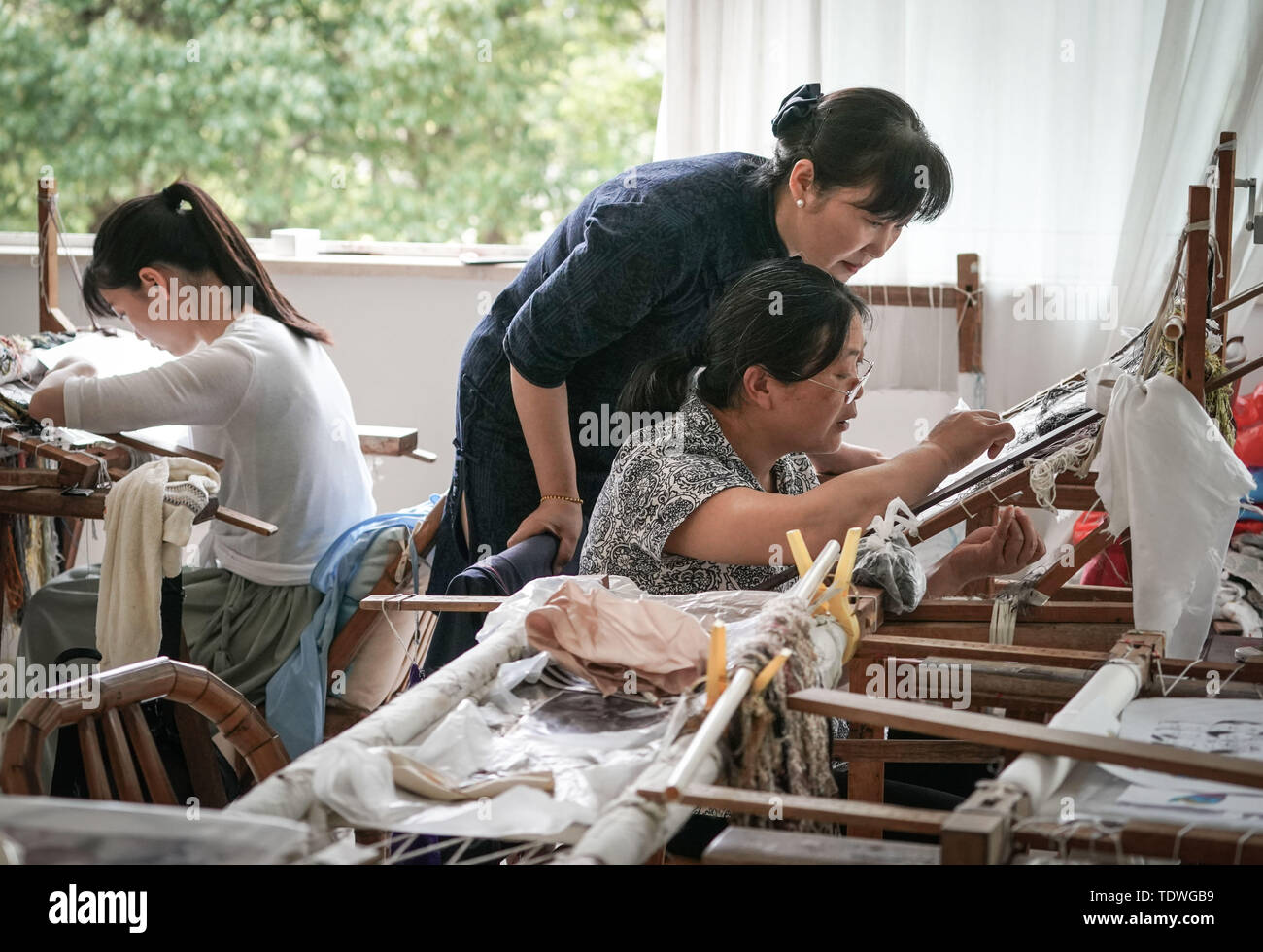 (190619) -- SHANGHAI, le 19 juin 2019 (Xinhua) -- Yao Huifen la guide apprenti à son atelier de Zhenhu Ville de Suzhou, Province de Jiangsu Chine orientale, le 11 juin 2019. La broderie de Suzhou, l'une des quatre plus célèbres broderies en Chine, est originaire de Suzhou et a une histoire de plus de 2 000 ans. Connu pour son élégant motif, conception artistique, de couture fine et variée de suture, elle est inscrite comme patrimoine culturel immatériel national de Chine en 2006. Yao Huifen représentant, héritière de la plaisance, est né à Shanghai en 1967 dans une famille de broderie. Influencé par ses grands-parents Banque D'Images