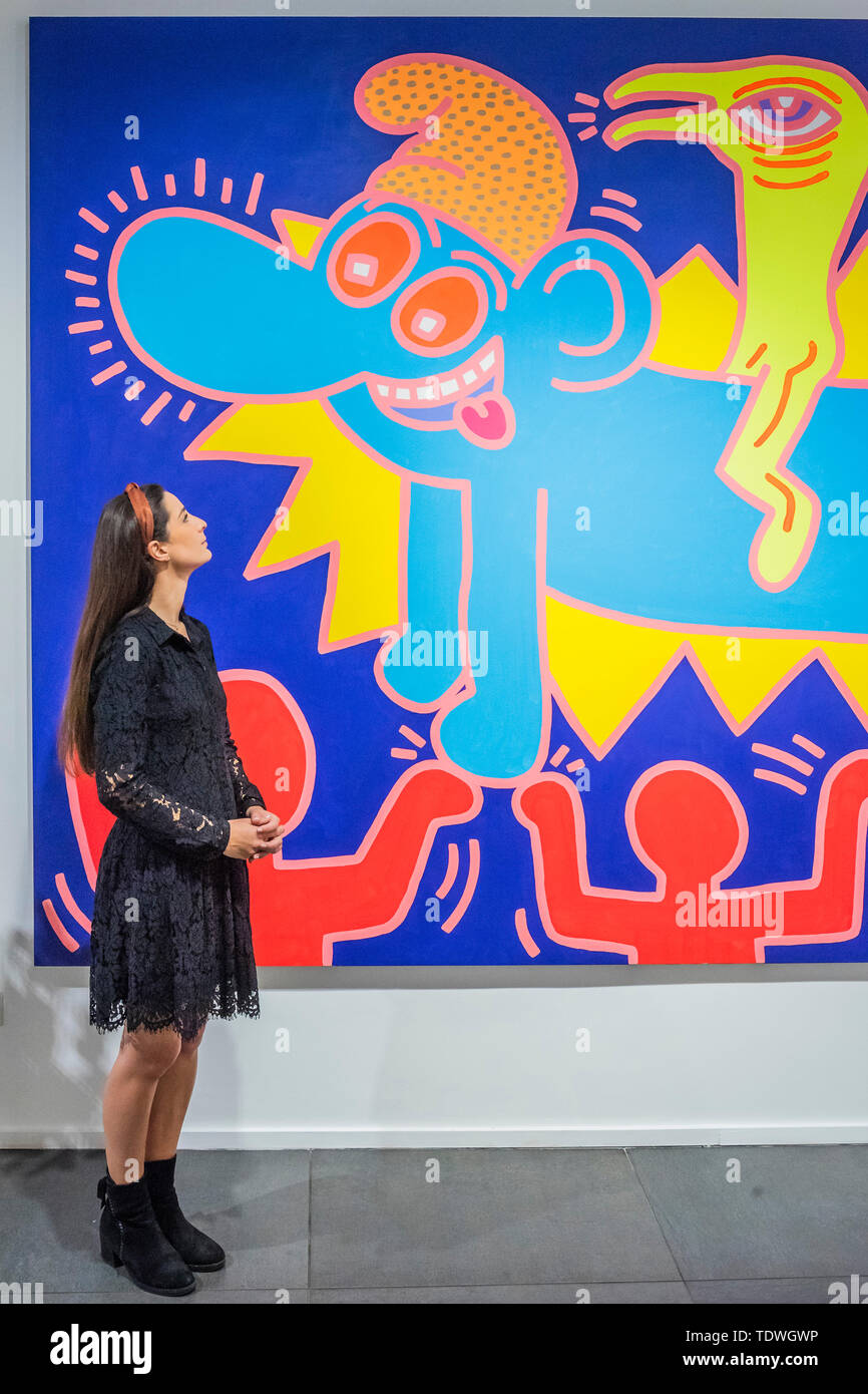 Londres, Royaume-Uni. 19 Jun 2019. Keith Haring (1958 - 1990), Sans titre, 1984 - Galerie de l'Opéra célèbre son 25e anniversaire avec une nouvelle exposition intitulée Icônes américaines - une interprétation de l'Années 1980 New York street culture, avec un mélange d'œuvres médiatiques par les artistes du 20e siècle notamment Keith Haring, Jean-Michel Basquiat, Andy Warhol et Alexander Calder. Les œuvres comprises dans cette exposition reflètent une période qui a vu l'épidémie de drogues de plus en plus, la crise du SIDA, la guerre froide, le capitalisme à grande échelle, de l'espace aux côtés de courses un chômage élevé et la hausse des inégalités. Crédit : Guy Bell/Alamy Live News Banque D'Images