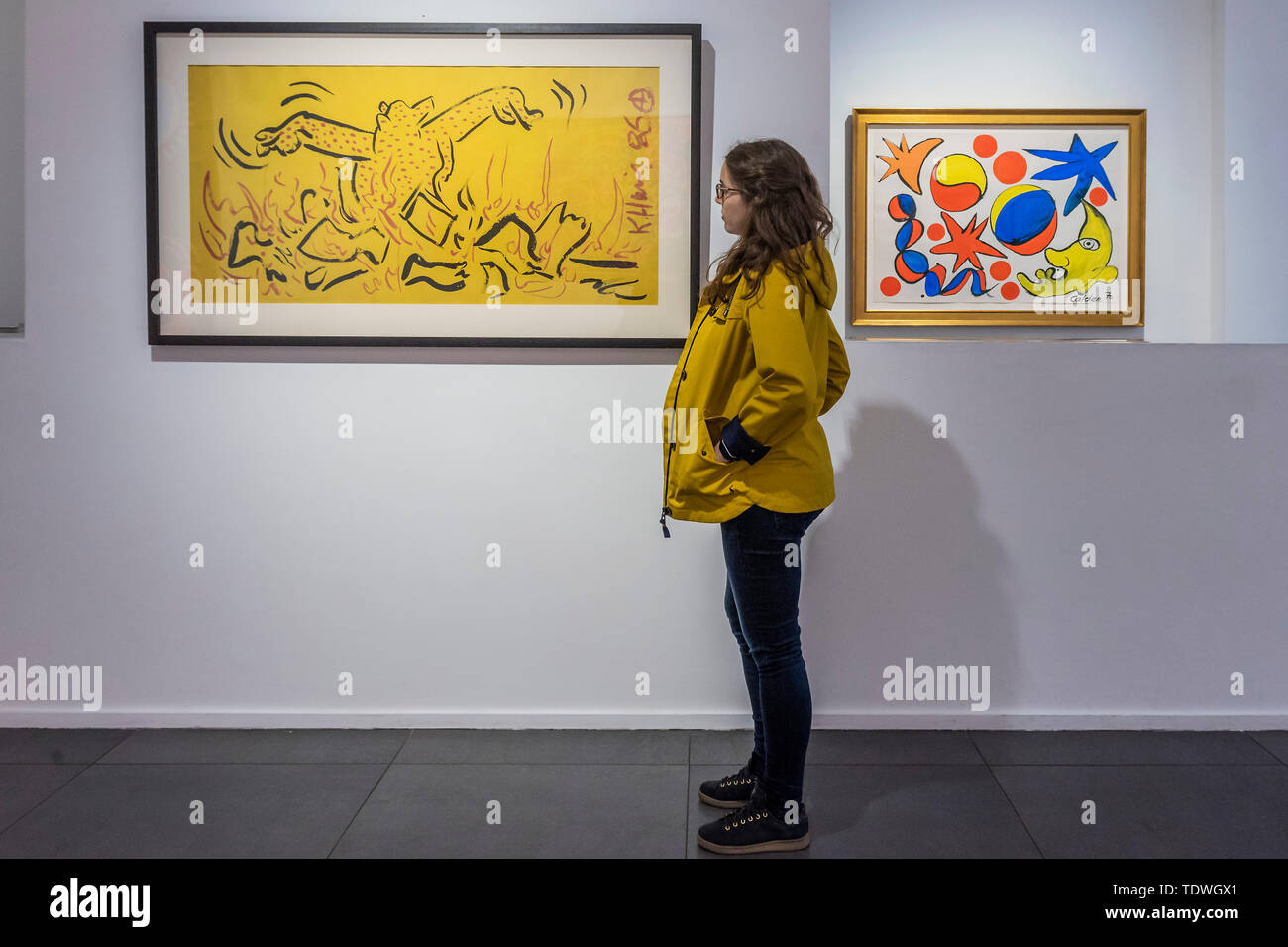 Londres, Royaume-Uni. 19 Jun 2019. Keith Haring (1958 - 1990), Sans titre, 1986, et Alexander Calder, Yellow Moon Face, 1970 - Galerie de l'Opéra célèbre son 25e anniversaire avec une nouvelle exposition intitulée Icônes américaines - une interprétation de l'Années 1980 New York street culture, avec un mélange d'œuvres médiatiques par les artistes du 20e siècle notamment Keith Haring, Jean-Michel Basquiat, Andy Warhol et Alexander Calder. Crédit : Guy Bell/Alamy Live News Banque D'Images