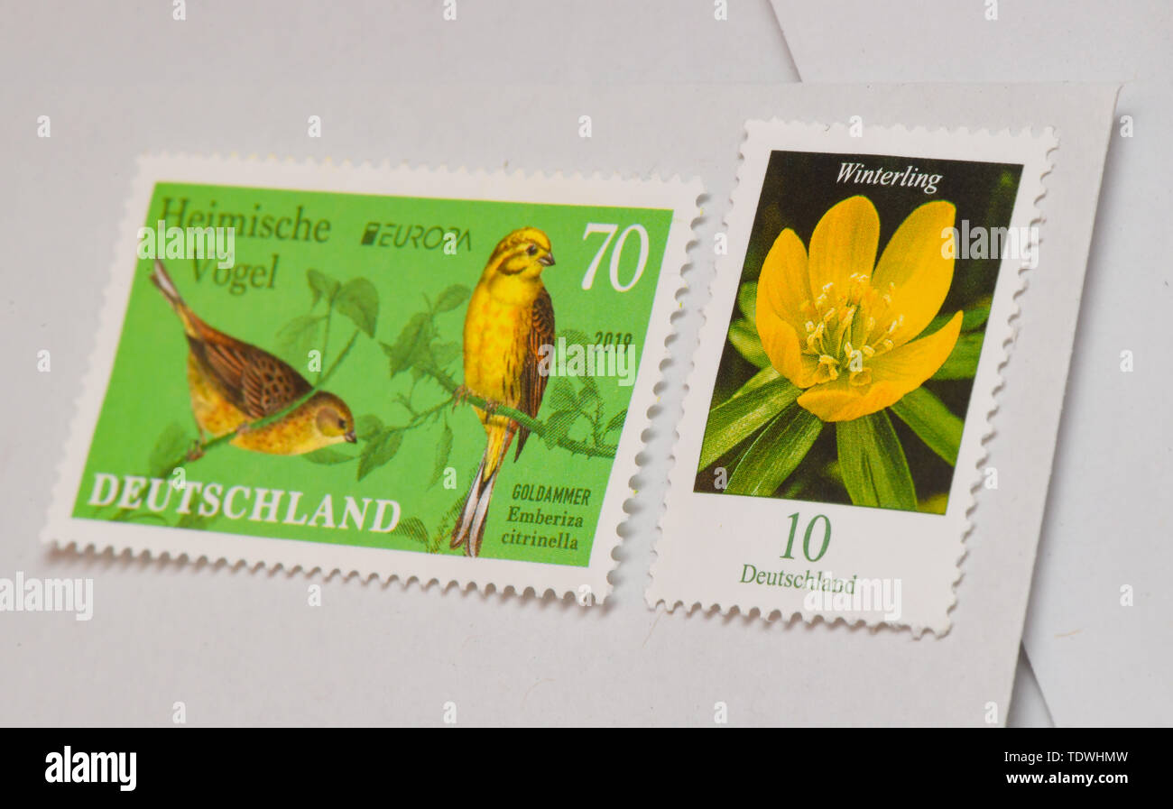 Sieversdorf, Allemagne. 19 Juin, 2019. A 70 100 10 100 et un timbre stamp se situent sur une même enveloppe. À partir de juillet 2019, l'envoi d'une lettre domestique standard coûte 80 cents au lieu de 70 cents. Le 19.06.2019, l'Agence fédérale des réseaux Deutsche Post a donné le feu vert pour l'augmentation. Crédit : Patrick Pleul/dpa-Zentralbild/ZB/dpa/Alamy Live News Banque D'Images