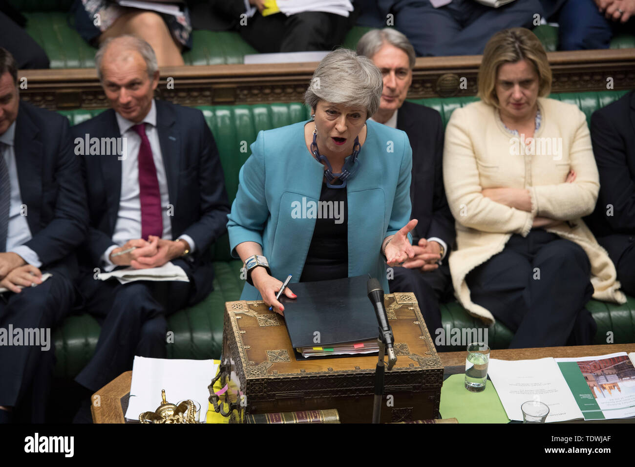 Londres, Grande-Bretagne. 19 Juin, 2019. Le Premier ministre britannique Theresa May (avant) assiste à la Questions au Premier ministre à la Chambre des communes de Londres, Grande-Bretagne, le 19 juin 2019. Credit : Parlement du Royaume-Uni/Jessica Taylor/Xinhua/Alamy Live News Banque D'Images