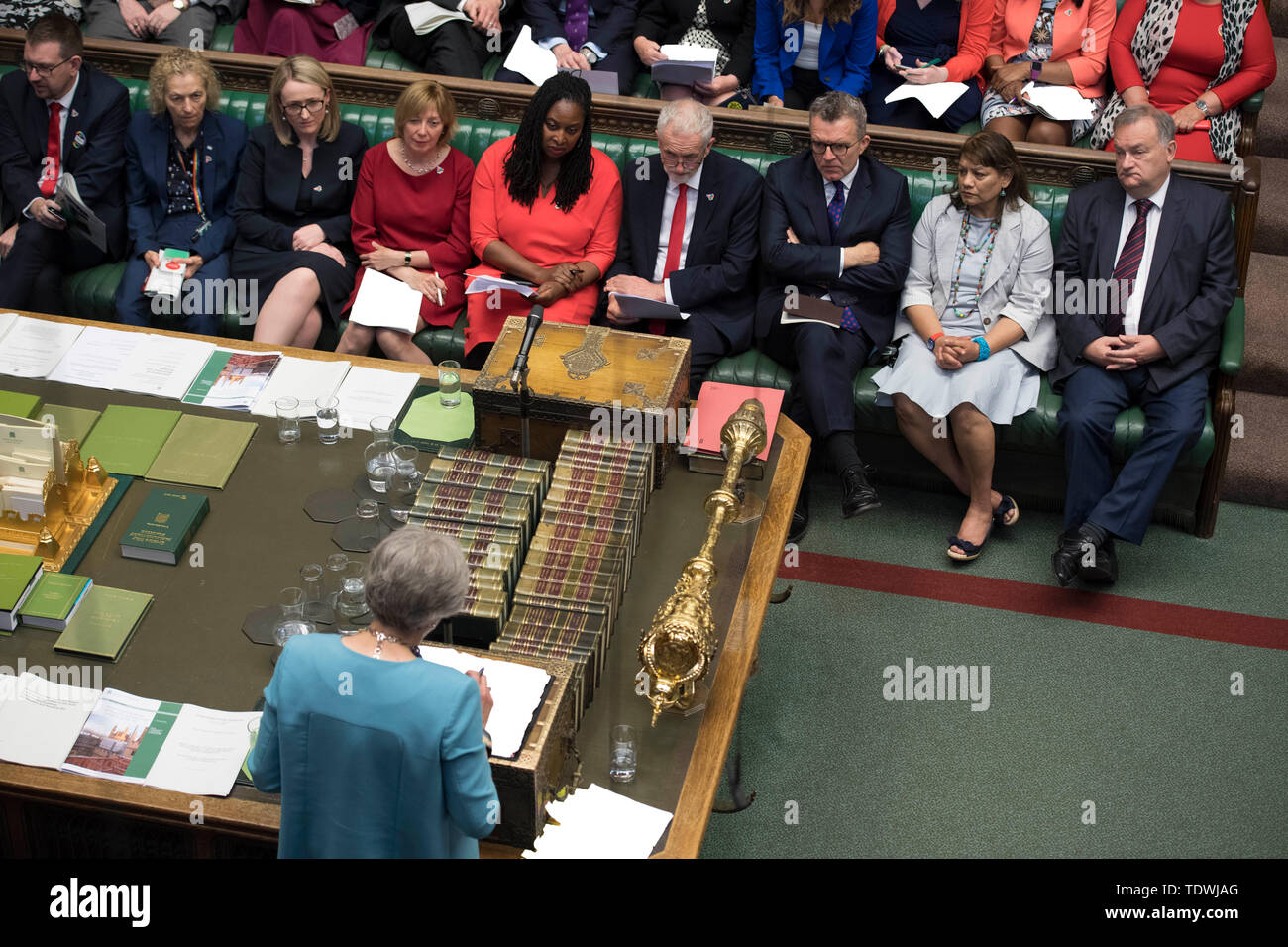 Londres, Grande-Bretagne. 19 Juin, 2019. Le Premier ministre britannique Theresa May (avant) assiste à la Questions au Premier ministre à la Chambre des communes de Londres, Grande-Bretagne, le 19 juin 2019. Credit : Parlement du Royaume-Uni/Jessica Taylor/Xinhua/Alamy Live News Banque D'Images