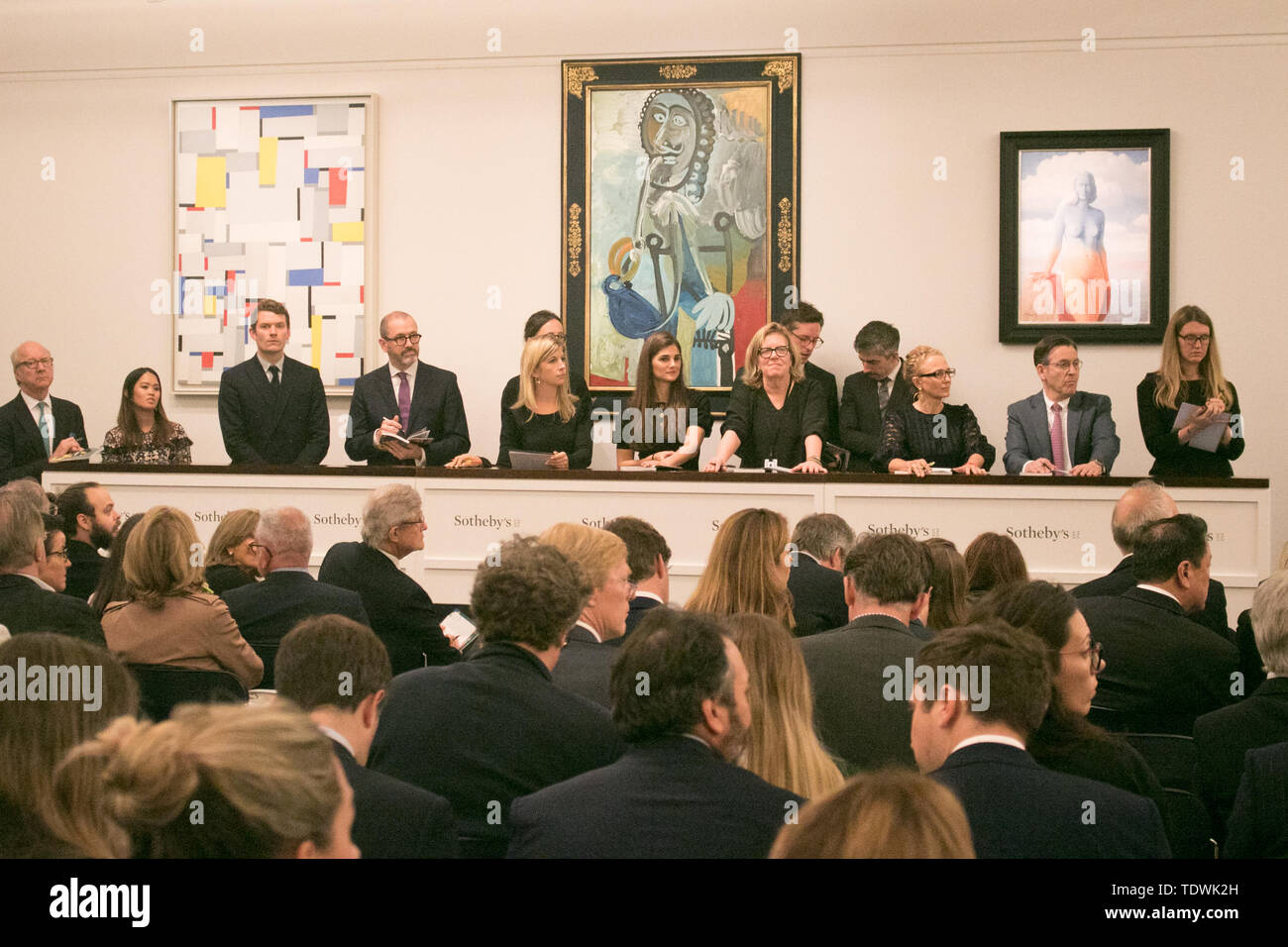 London UK. 19 juin 2019. 'Sotheby's personnel OFFRES POUR L-R '60 Aucune peinture relationnelle par Fritz Glamer, huile sur toile, estimation £450 000 qui s'est vendu à 620 000 € pour marteau ;'Homme a la pipe de Pablo Picasso, estimation £5 500 000 m qui s'est vendu au marteau pour £6,500,000m ; "La magie noire, huile sur toile de René Magritte, estimation £2 500 000 qui s'est vendu à 3 500 000 € pour le marteau à l'Impressionist & Modern Art Evening Vente aux enchères à Sotheby's Londres London Crédit : amer ghazzal/Alamy Live News Banque D'Images
