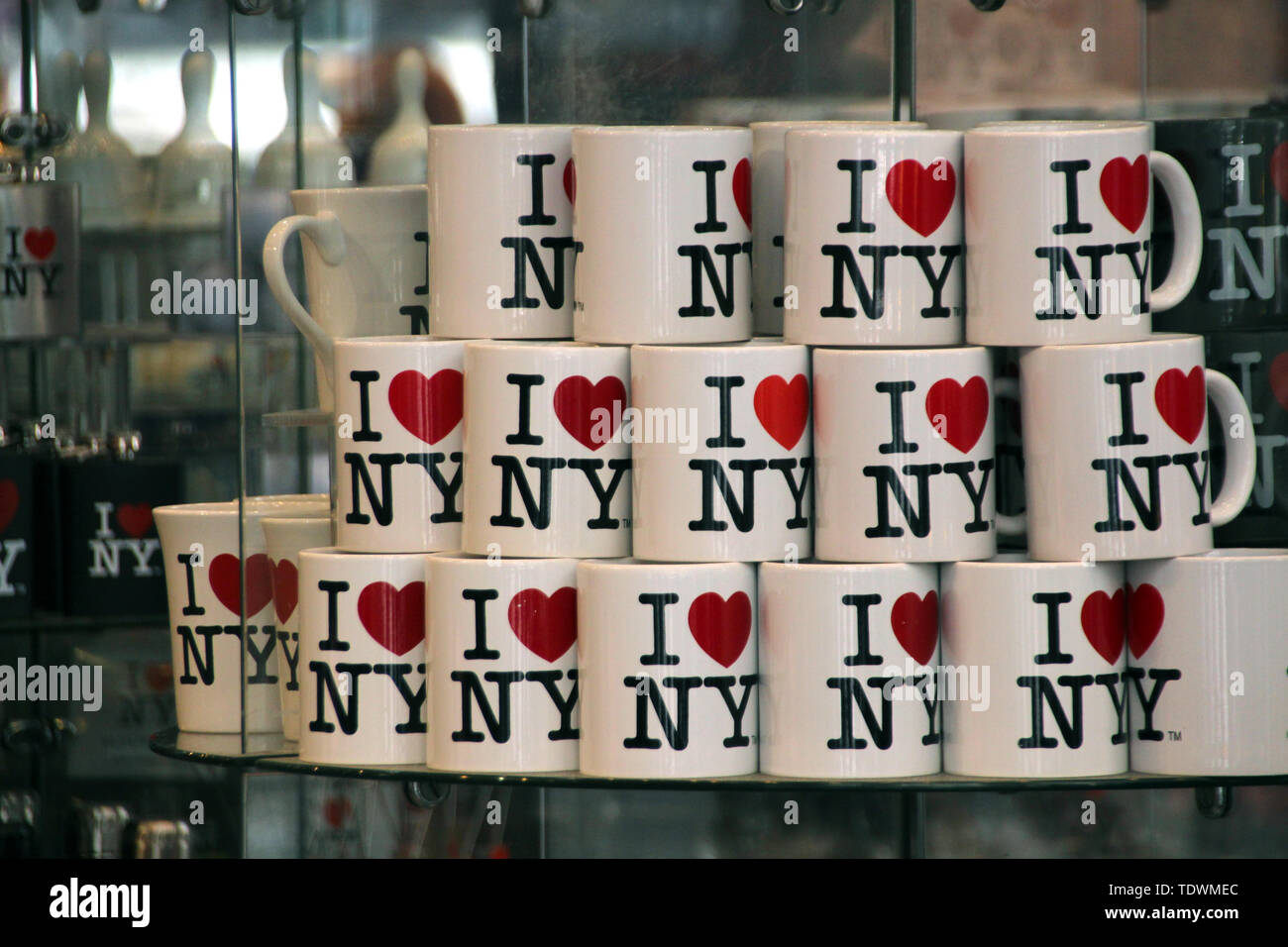 New York Usa 11 Juin 19 Des Tasses Avec Le I Love New York Logo Sont Mis En Vente Dans Une Boutique De Souvenirs Presque Pas De Logo Dans Le Monde Est New York Usa 11 Juin 19 Des Tasses Avec Le I Love New York Logo Sont Mis En Vente Dans Une Boutique De Souvenirs Presque Pas De Logo Dans Le Monde Est