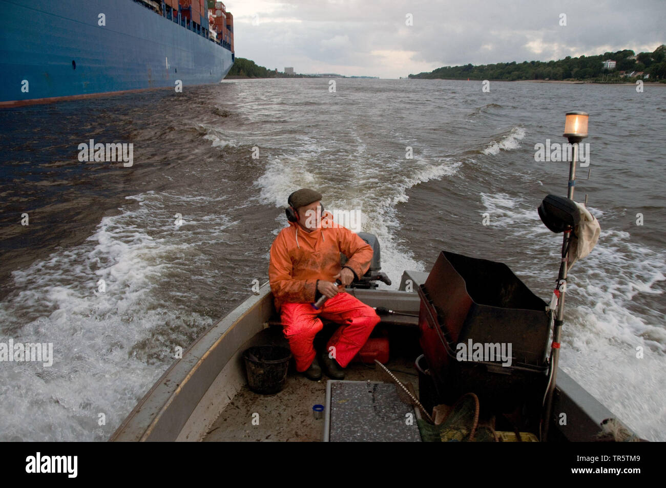 Fischerman dans un bateau de pêche sur la rivière de l'Elbe, l'Allemagne, l'Elbe, Hambourg Banque D'Images