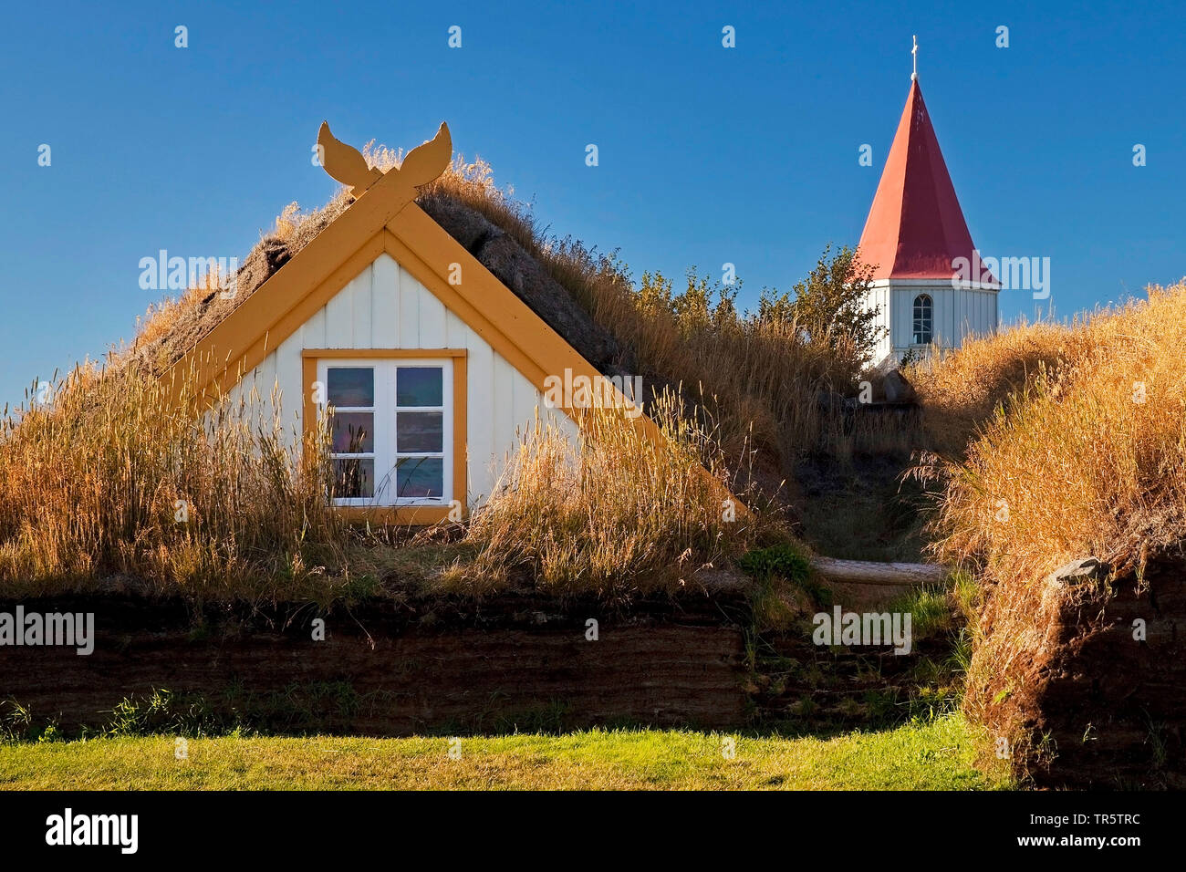 Glaumbaer turf farm et de l'église, gazon, musée Glaumbaer Glaumbaer Islande, Banque D'Images