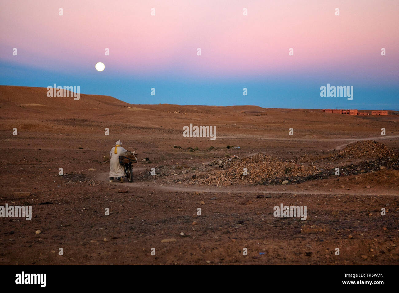 Le berbère avec sa moto au coucher du soleil, le Maroc, Quarzazate Banque D'Images