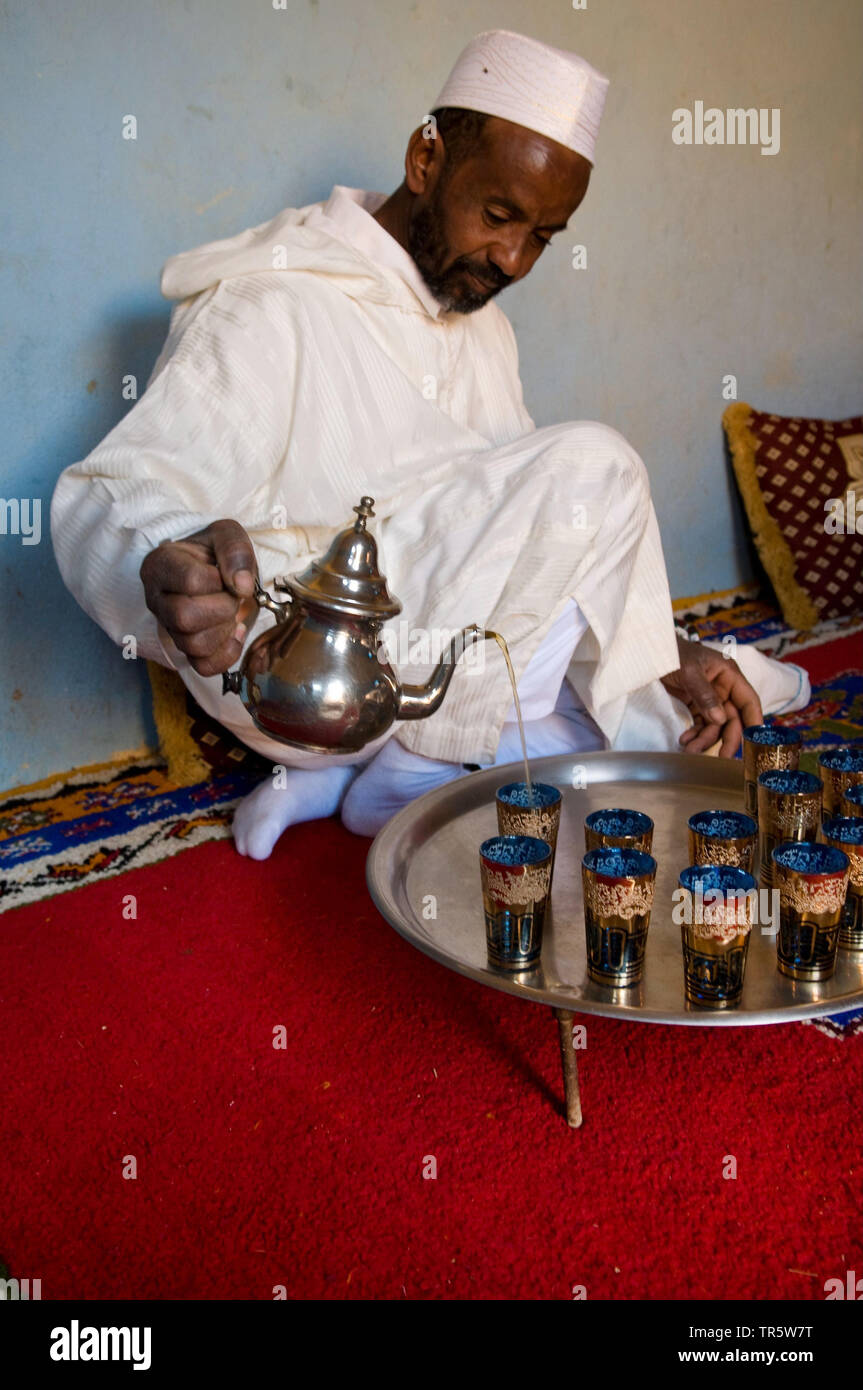 Verser le thé berbère, Maroc, Marrakech Banque D'Images
