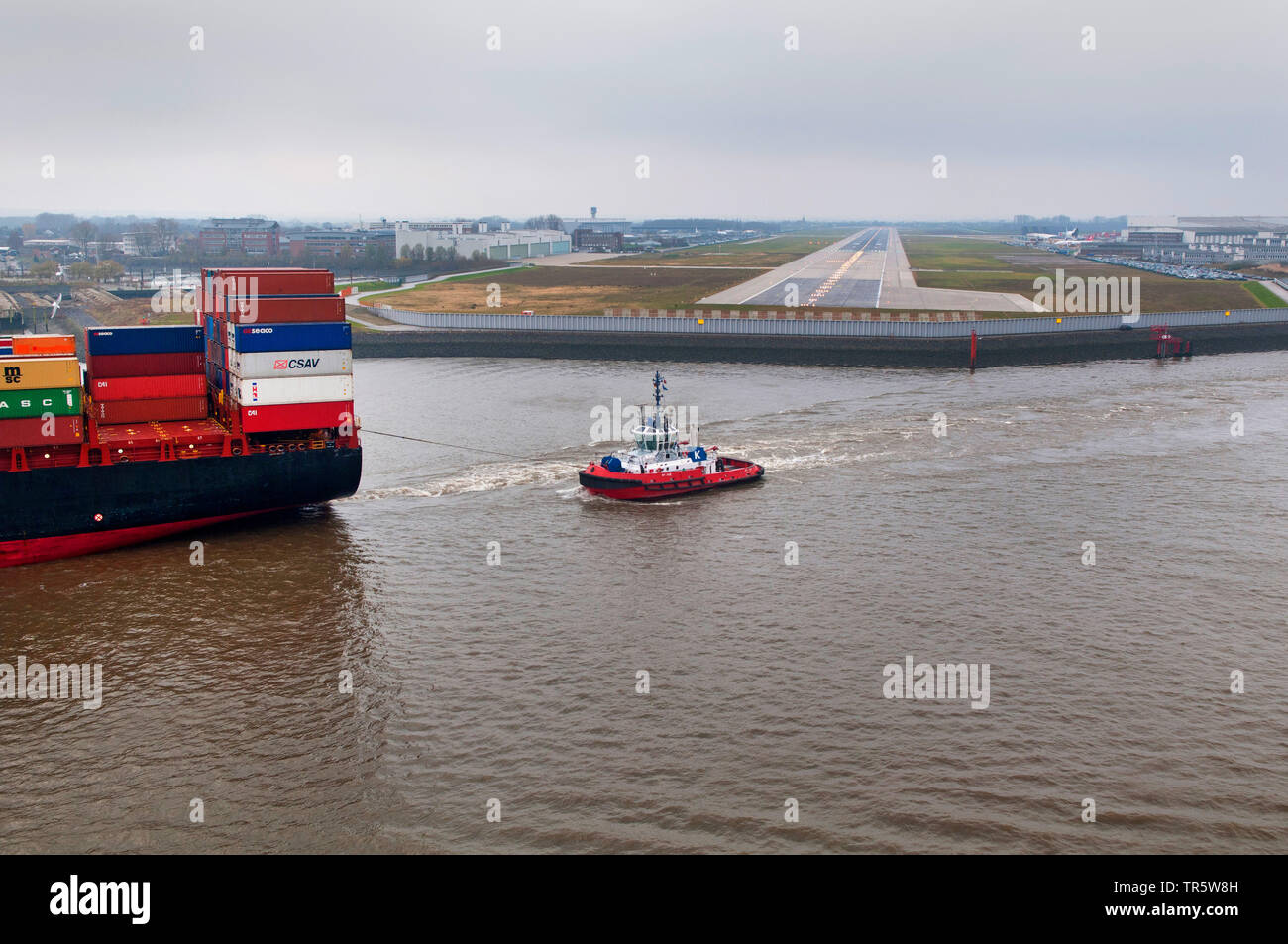 Les remorqueurs le remorquage du porte-conteneurs MSC grâce à Mykonos l'Elbe et le port de Hambourg, Allemagne, Hambourg Banque D'Images