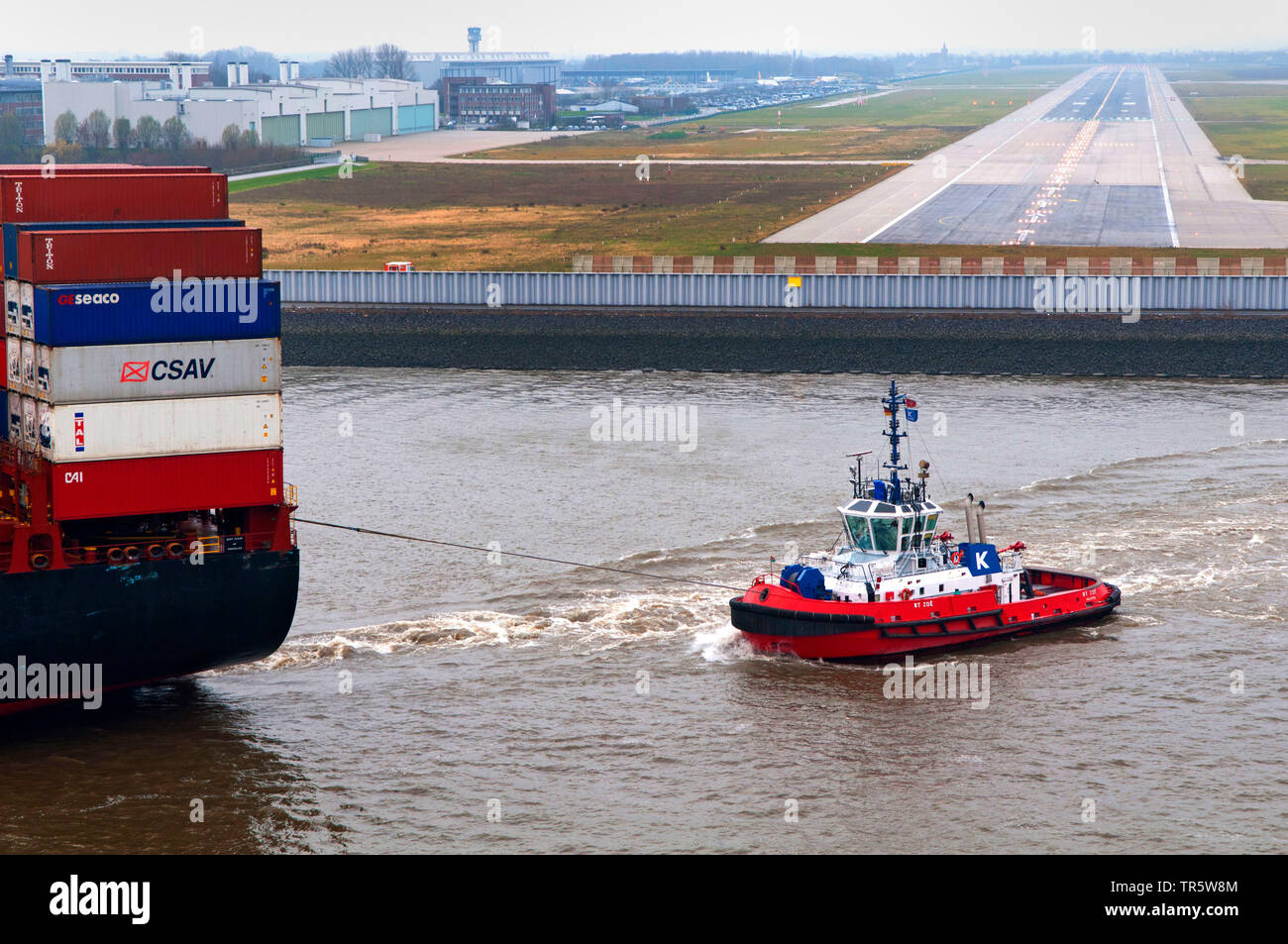 Les remorqueurs le remorquage du porte-conteneurs MSC grâce à Mykonos l'Elbe et le port de Hambourg, Allemagne, Hambourg Banque D'Images
