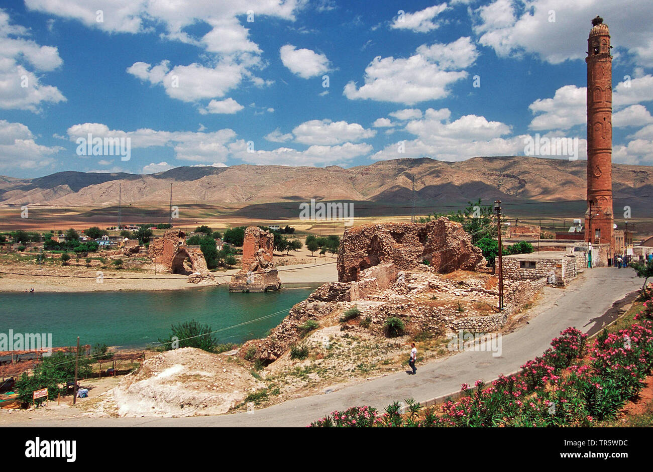 Hasankeyf au Tigre avec pont détruit et minaret, ville sera inondé par le barrage d'Ilisu, prévus du projet de l'Anatolie du sud-est, la Turquie, l'Anatolie, Batman, Hasankeyf Banque D'Images