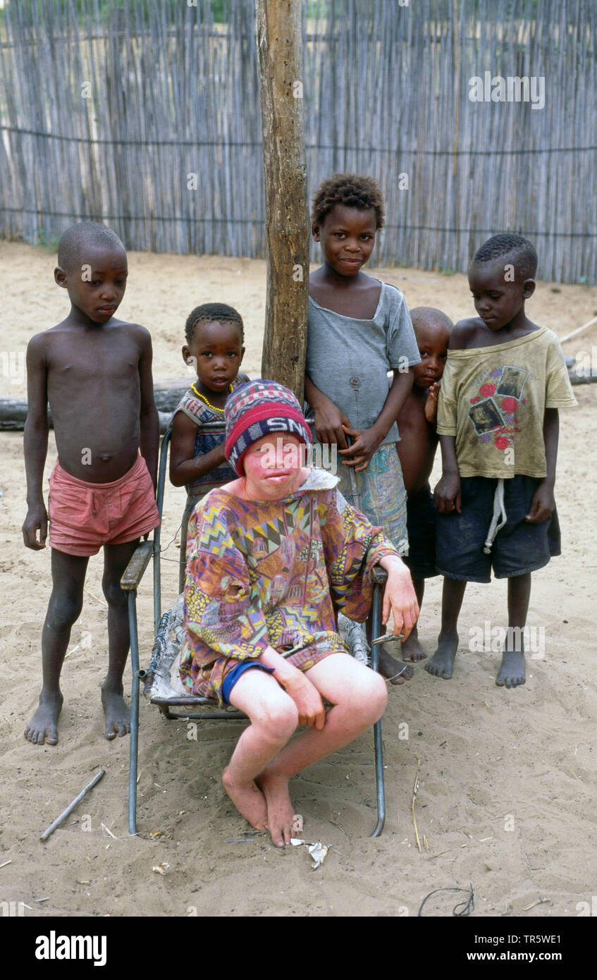 Groupe d'enfants avec des enfants handicapés, la Namibie, le Damaraland Banque D'Images