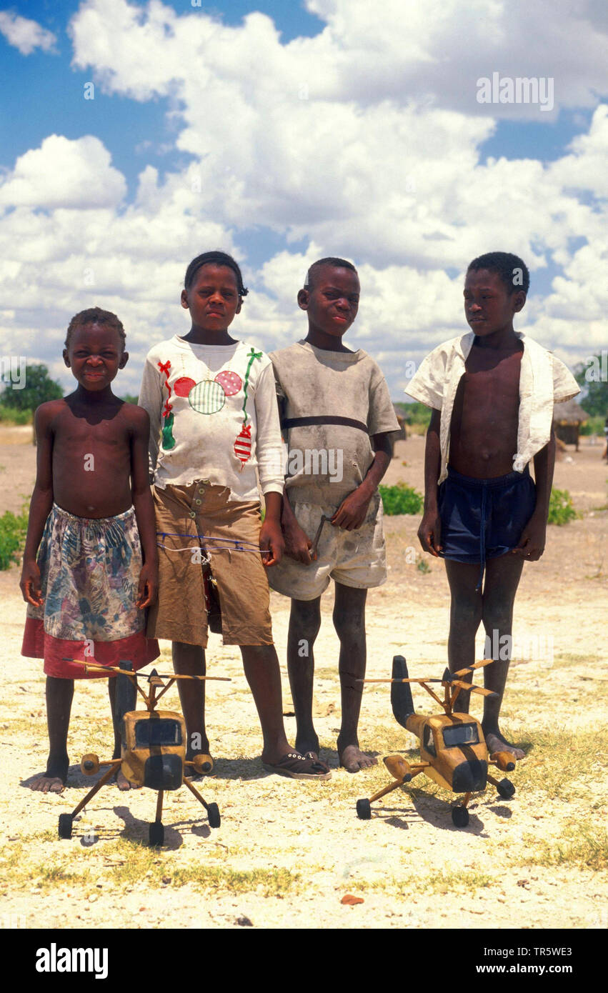 Quatre garçons avec des jouets en bois, la Namibie, le Damaraland, Rundu Banque D'Images