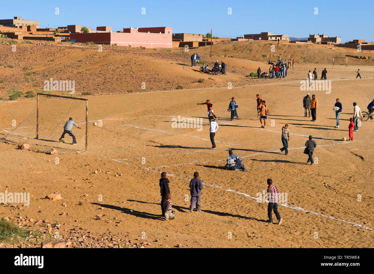 Teenies joue au soccer dans le village berbère de Taourirt, Maroc, Marrakech, Taourirt Banque D'Images