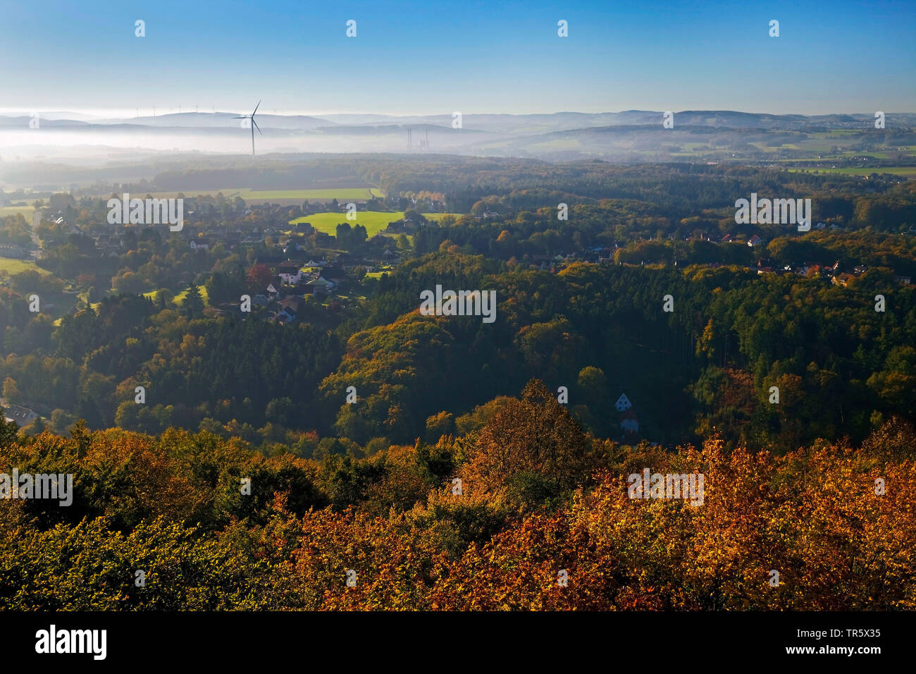 Vue des montagnes Wesergebirge à Porta Westphalica en automne, photo aérienne, l'Allemagne, en Rhénanie du Nord-Westphalie, à l'Est de la Westphalie, Porta Westfalica Banque D'Images