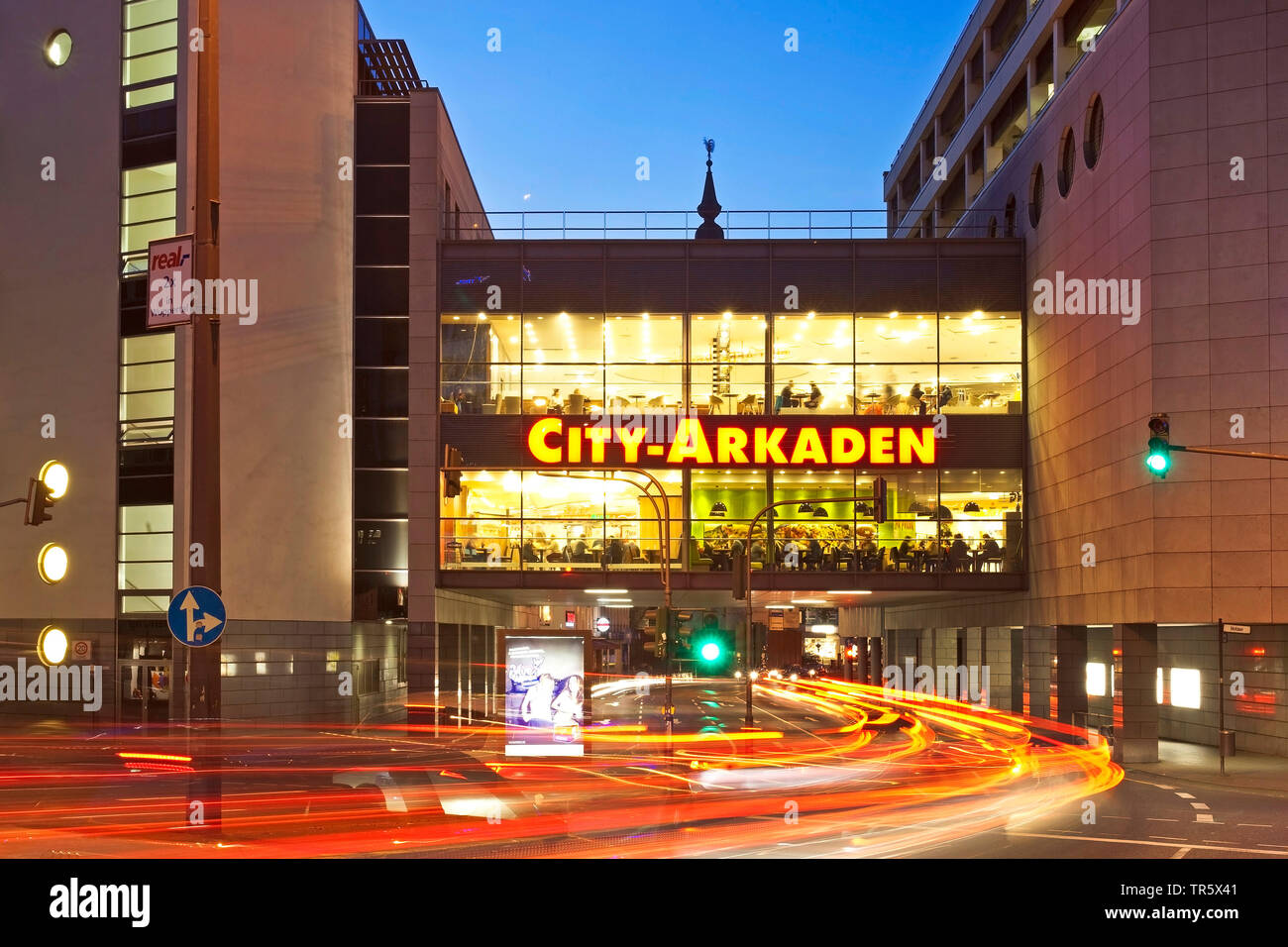 Arcades de la ville dans l'aube, l'Allemagne, en Rhénanie du Nord-Westphalie, région du Bergisches Land, à Wuppertal Banque D'Images
