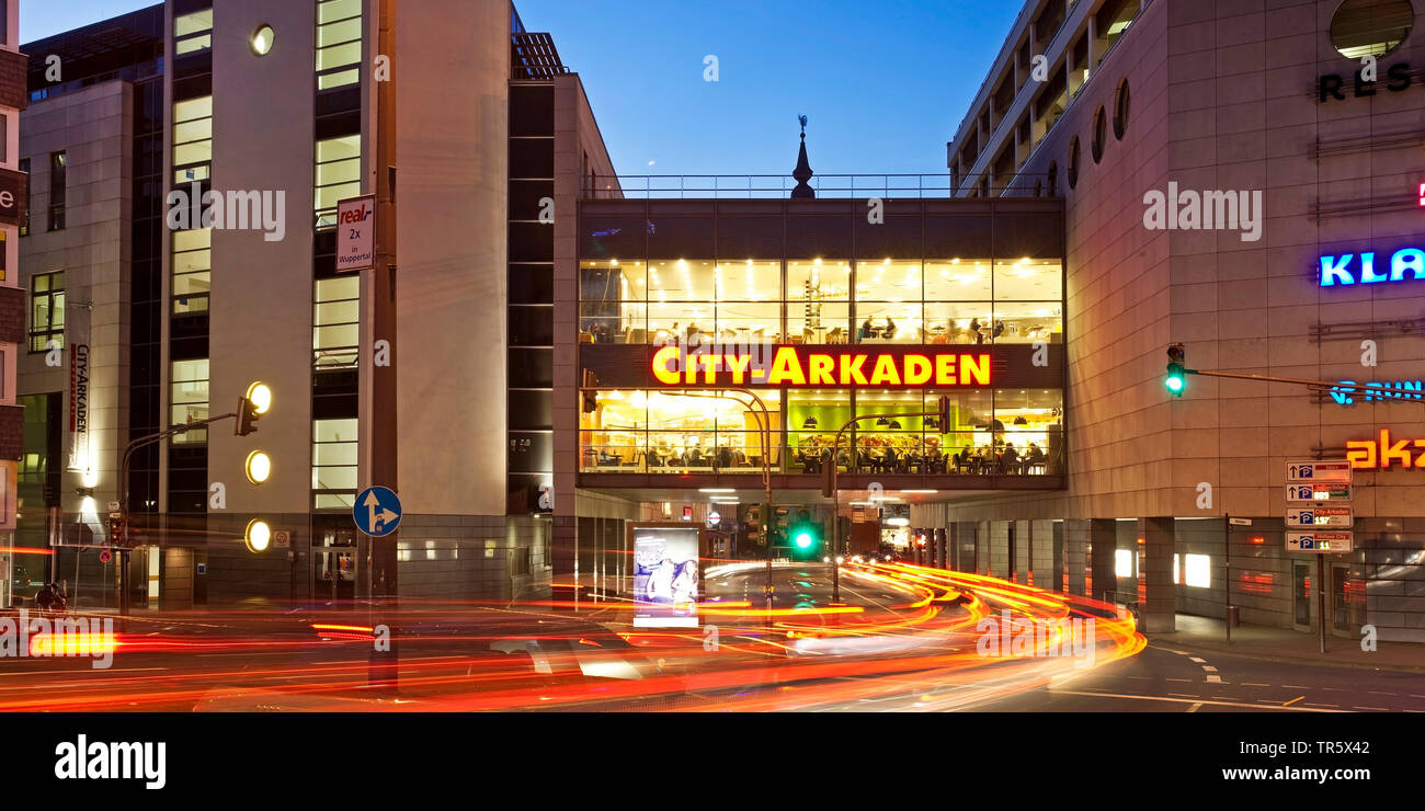Arcades de la ville dans l'aube, l'Allemagne, en Rhénanie du Nord-Westphalie, région du Bergisches Land, à Wuppertal Banque D'Images