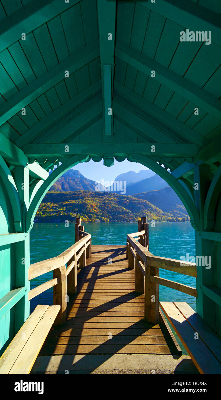 Abri sur ponton au bord du lac d'Annecy en automne, France, Savoie, Haute  Savoie, Duingt Photo Stock - Alamy