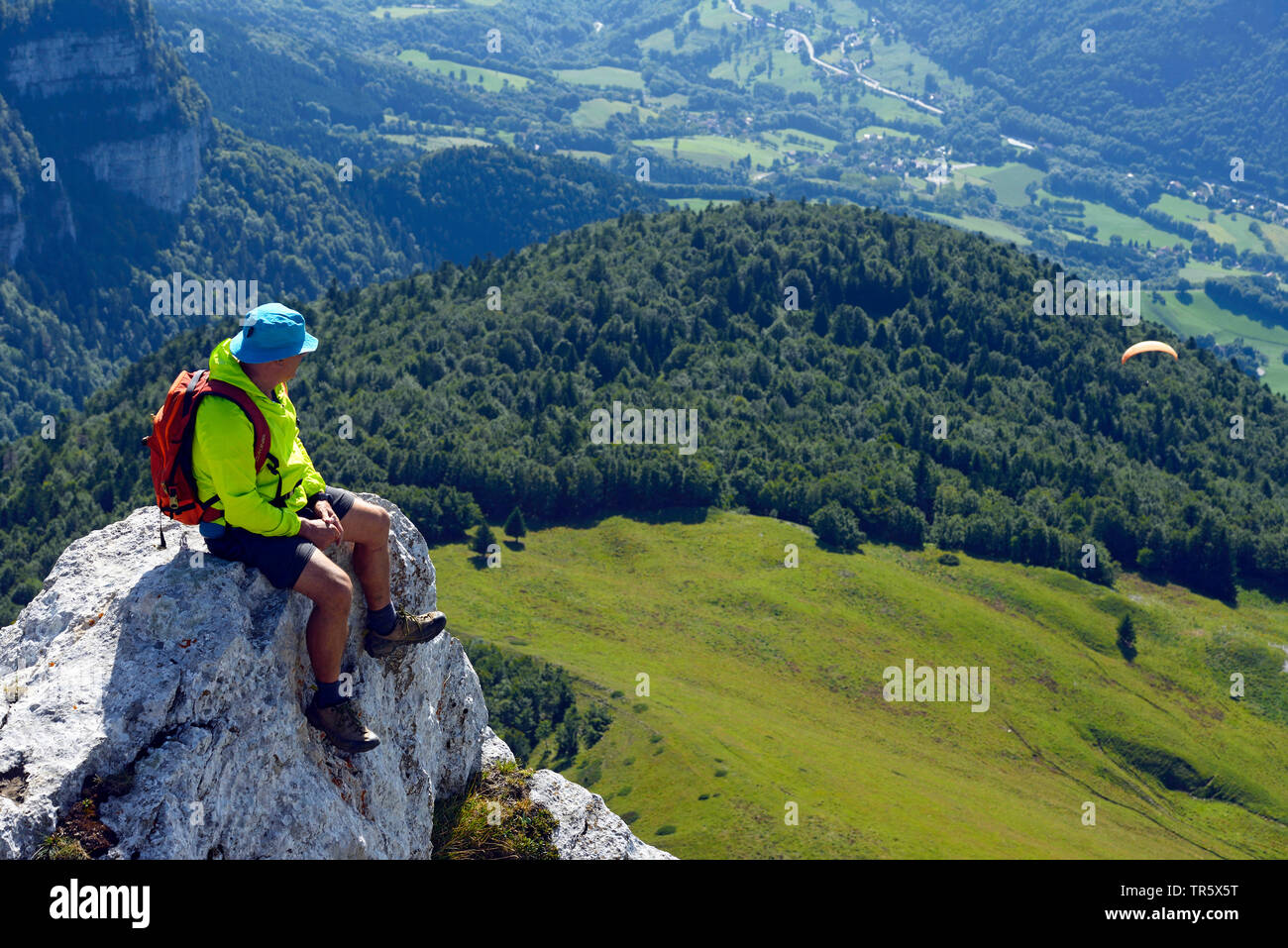 Wanderer assis sur le sommet du col de la Sure et profiter de la vue, de la France, Isère, Chartreuse, Grenoble Banque D'Images