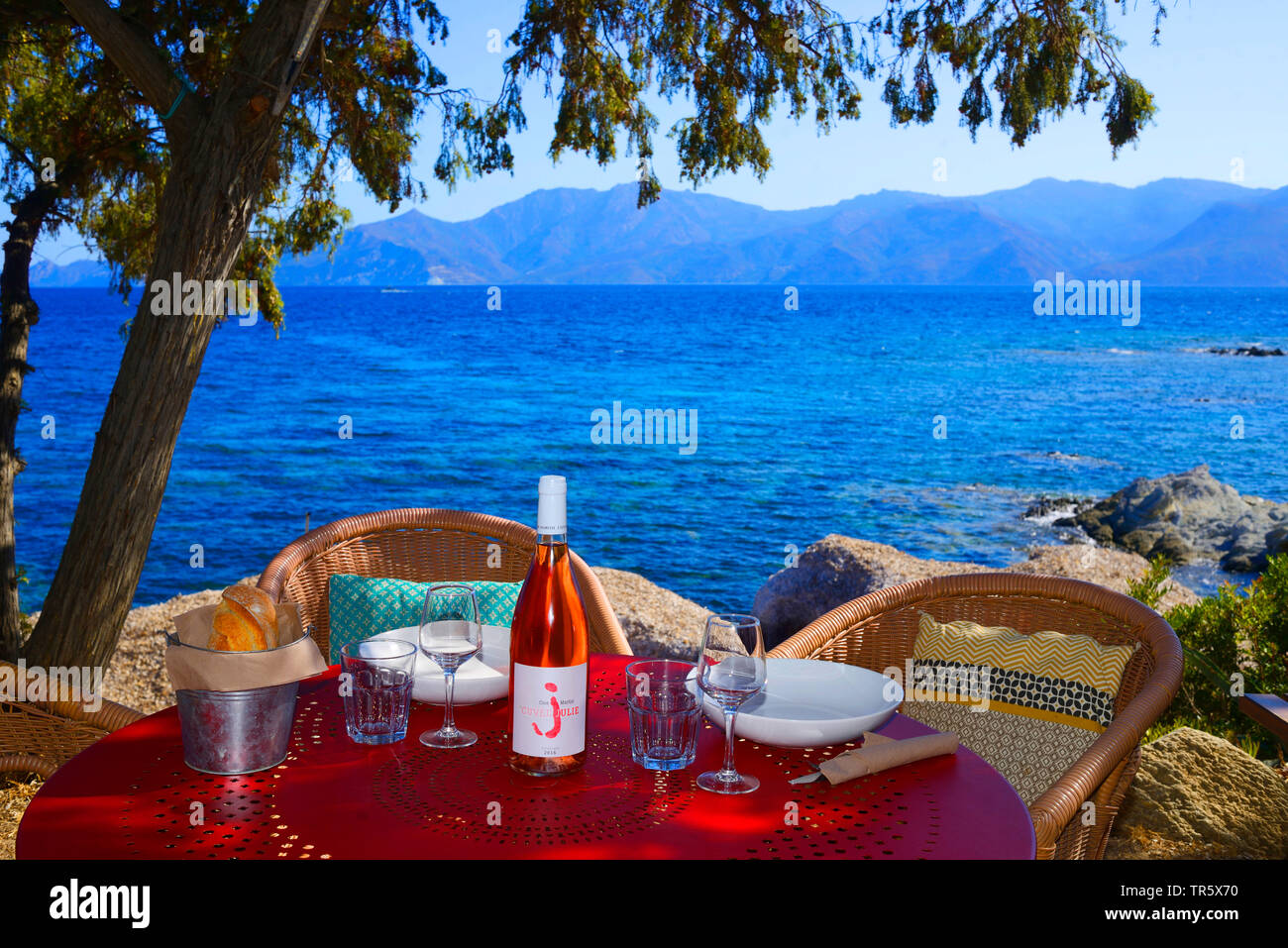Restaurant sur la plage de Ludo, desl avec du vin et du pain, France, Corse, Saint Florent Banque D'Images