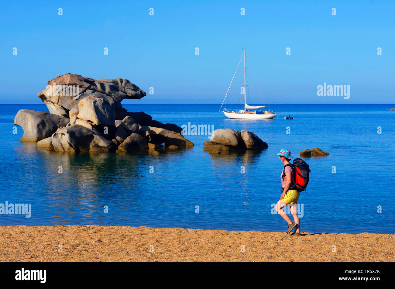 Randonneur sur la plage de Senetose au sud-ouest de la Corse, France, Corse, Tizzano Banque D'Images