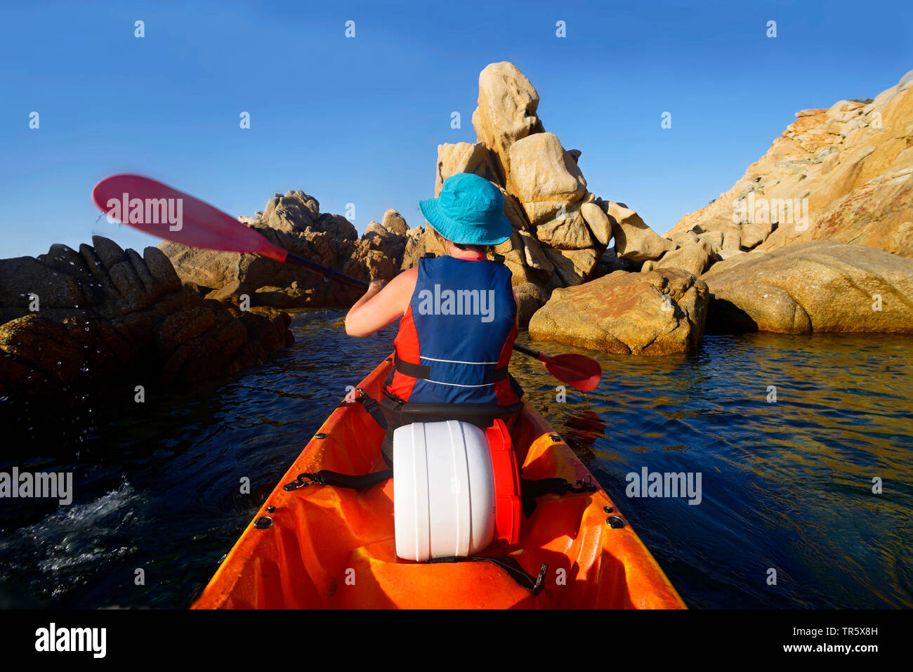 Kayak de mer près de côte rocheuse de l'île de Corse, France, Corse, Tizzano Banque D'Images