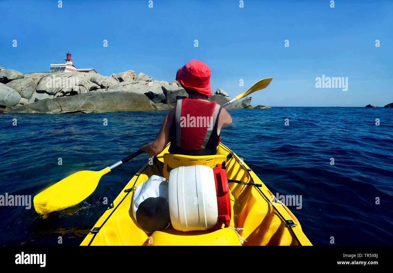 Kayak de mer près de côte rocheuse de l'île de Corse, France, Corse, Lavezzi Banque D'Images