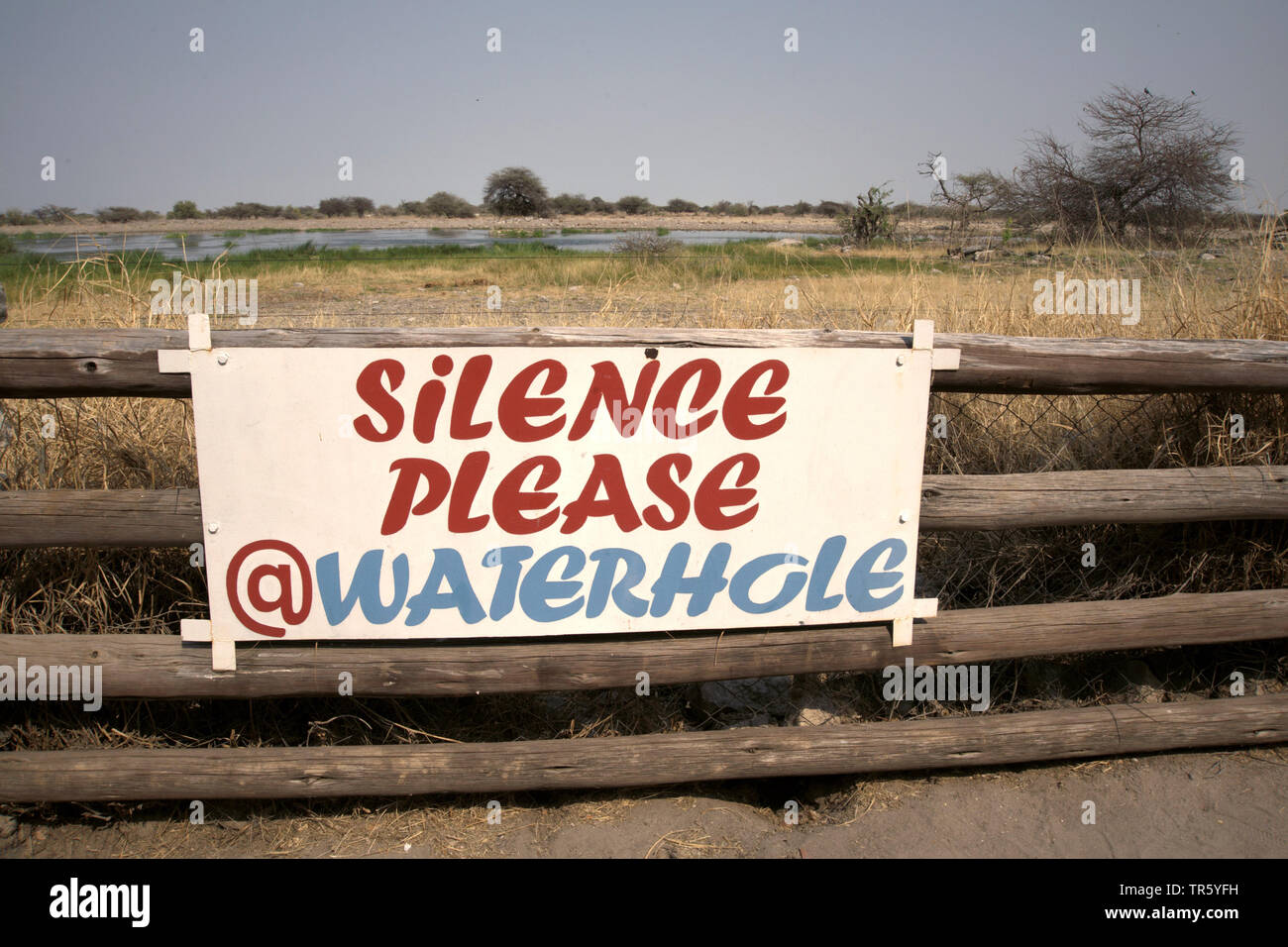 Inscrivez-«silence veuillez' à un étang, Namibie, Etosha National Park Banque D'Images