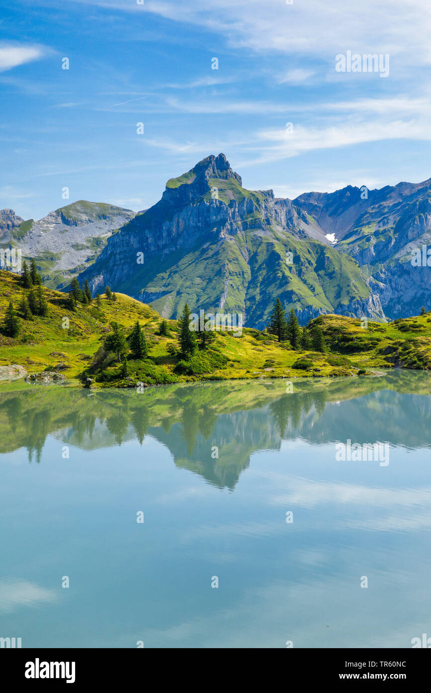 Vue sur le lac de montagne Truebsee Hahnen, Suisse, Obwald Banque D'Images