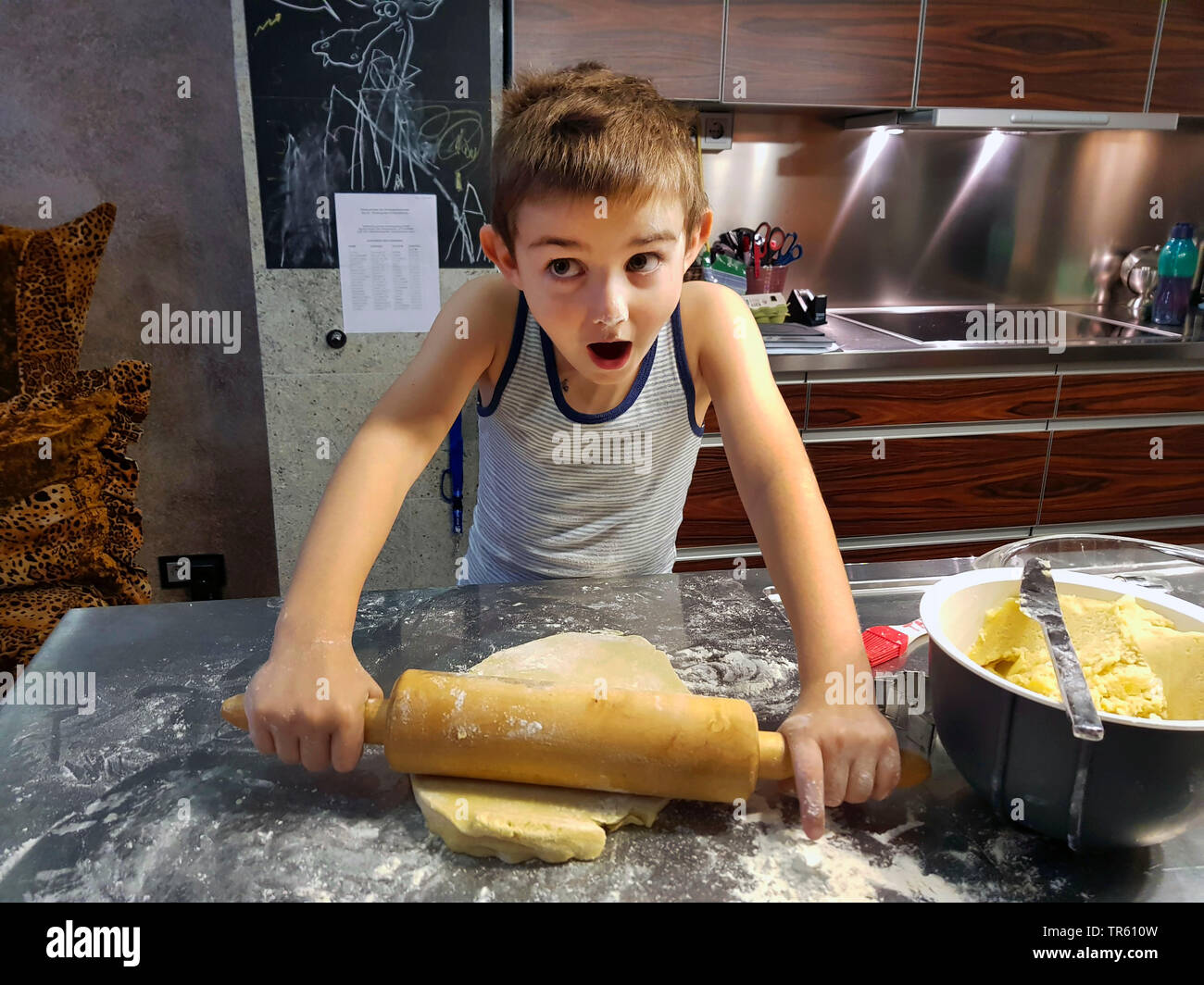 Little Boy baking cookies dans une cuisine, Allemagne Banque D'Images