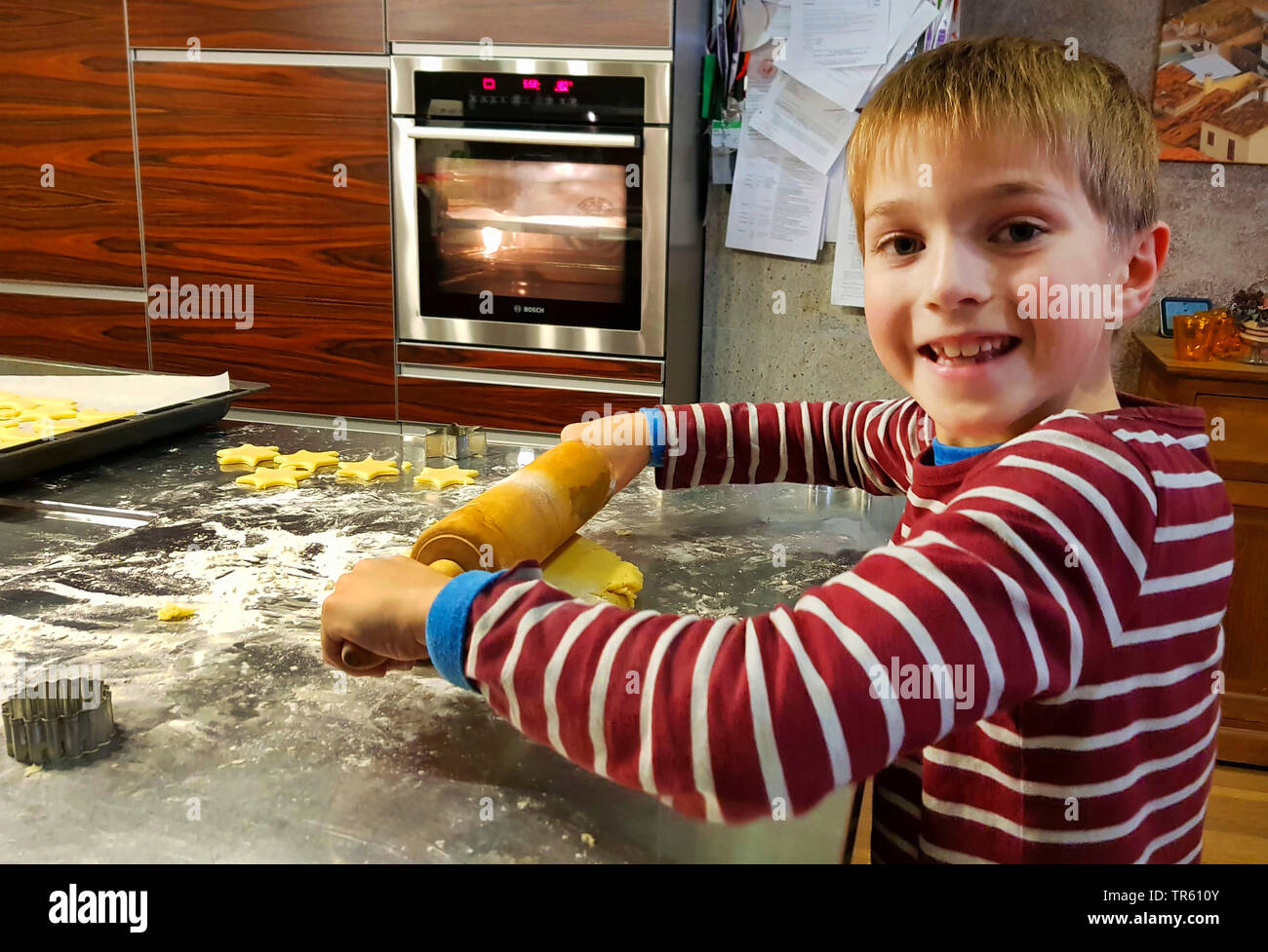 Little Boy baking cookies dans une cuisine, Allemagne Banque D'Images