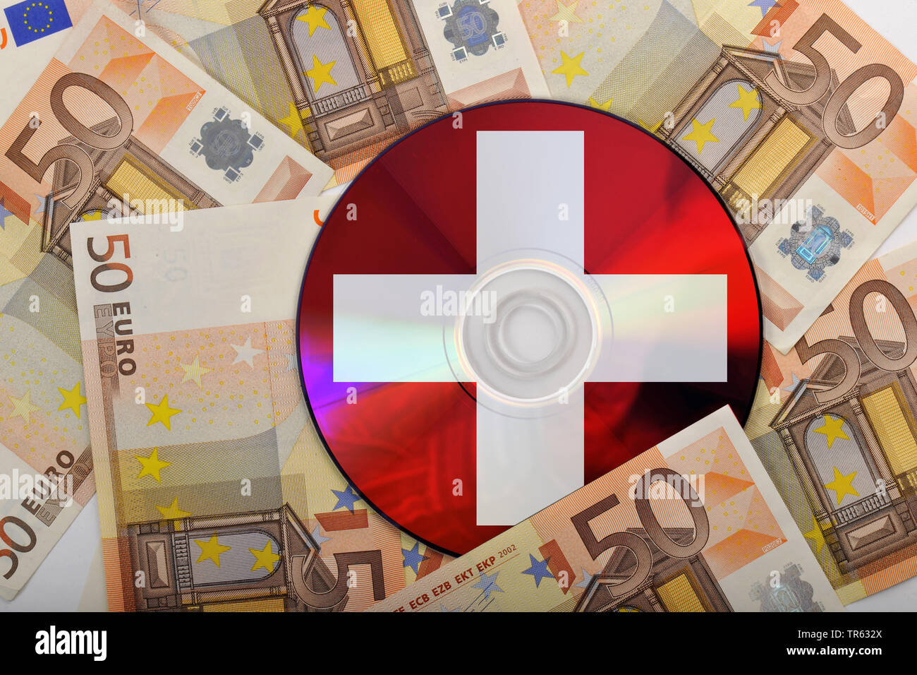 CD avec la croix suisse et l'euro des factures, compte bancaire suisse, Suisse Banque D'Images