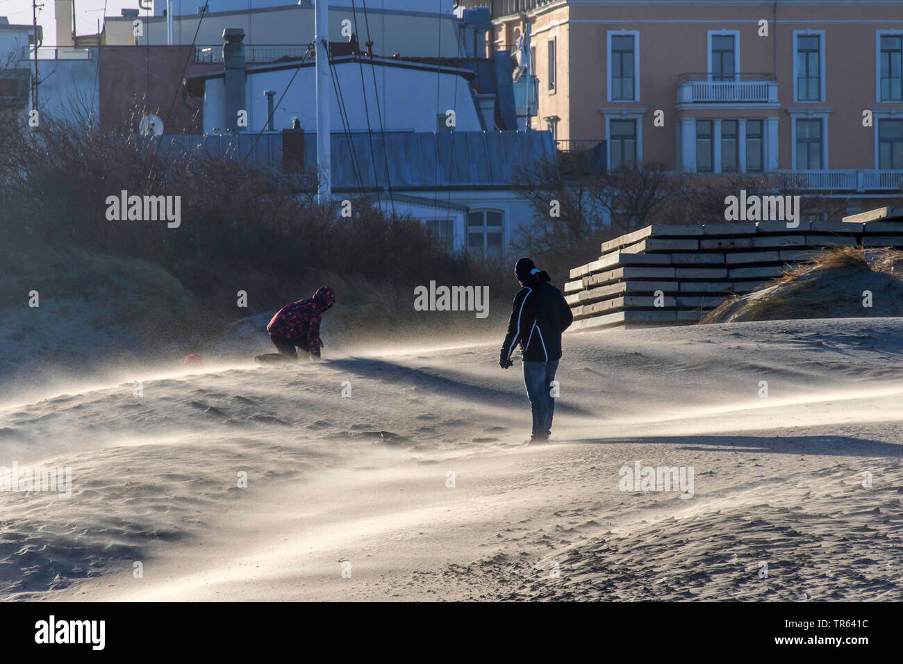 Deux personnes dans une tempête dans la région de Rostock, Allemagne, Mecklembourg-Poméranie-Occidentale, Rostock Banque D'Images