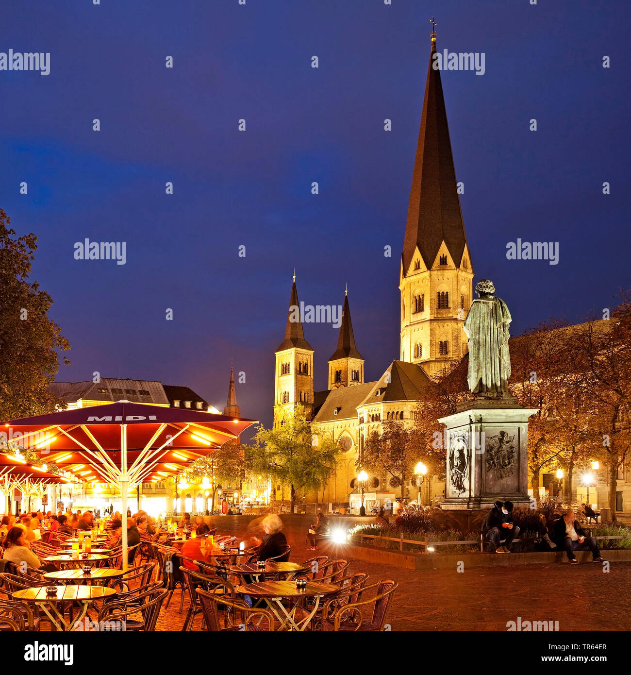 Sur le monument Beethoven Muensterplatz et cathédrale de Bonn dans la soirée, l'Allemagne, en Rhénanie du Nord-Westphalie, Bonn Banque D'Images