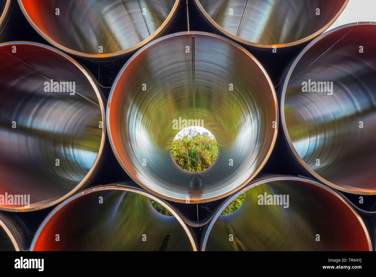 Vue à travers les tuyaux empilés pour pipeline de gaz à haute pression, l'Allemagne, la Bavière, Oberndorf Banque D'Images