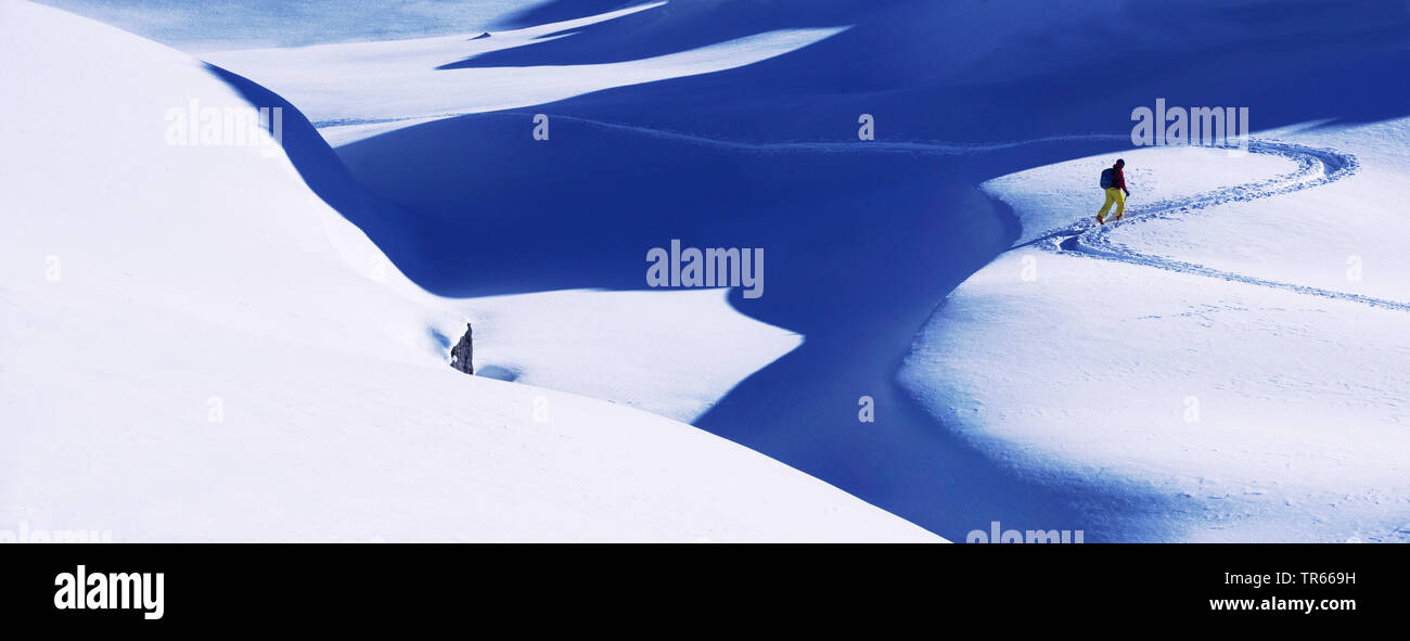 Ski de randonnée dans le paysage enneigé, France, Savoie, Parc National de la Vanoise, Tignes Banque D'Images