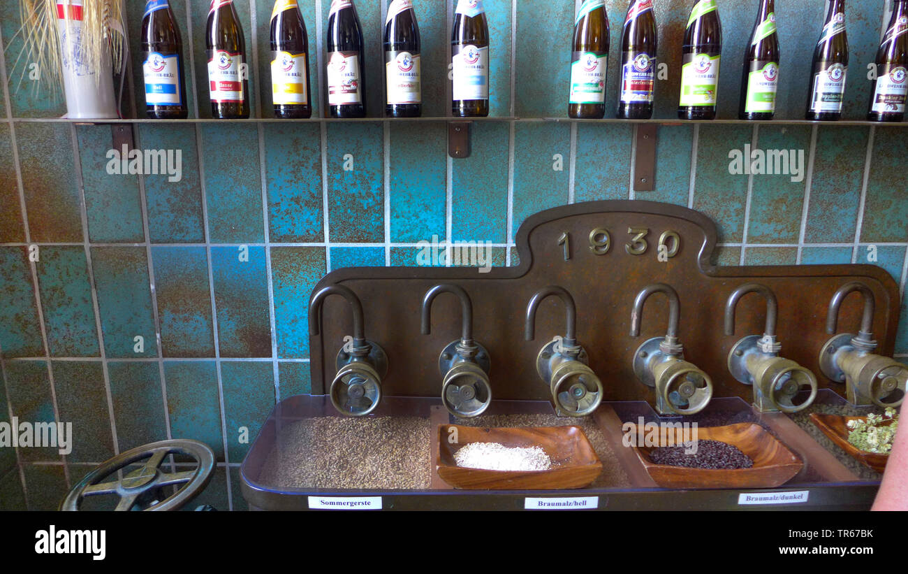 Ancienne brasserie, bouteilles et ingrédients pour la production de bière, l'Allemagne, la Bavière Banque D'Images