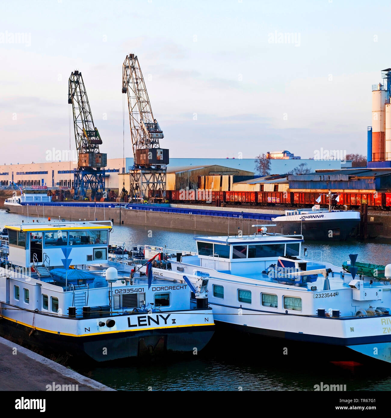 Les navires de fret et des grues dans le port intérieur de Duisbourg, en Allemagne, en Rhénanie du Nord-Westphalie, région de la Ruhr, Duisburg Banque D'Images