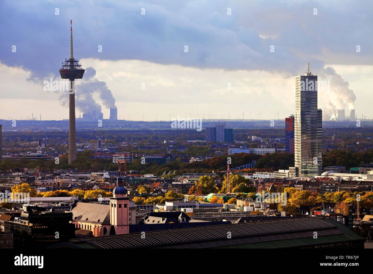 Vue de la ville avec la tour de télévision et Koelnturm, brown coal power stations en arrière-plan, l'Allemagne, en Rhénanie du Nord-Westphalie, Rhineland, Cologne Banque D'Images
