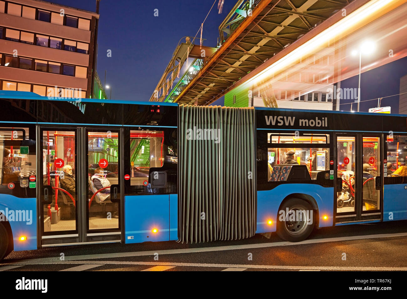 Déménagement Wuppertal téléphérique sur un bus dans la soirée, l'Allemagne, en Rhénanie du Nord-Westphalie, région du Bergisches Land, à Wuppertal, Banque D'Images