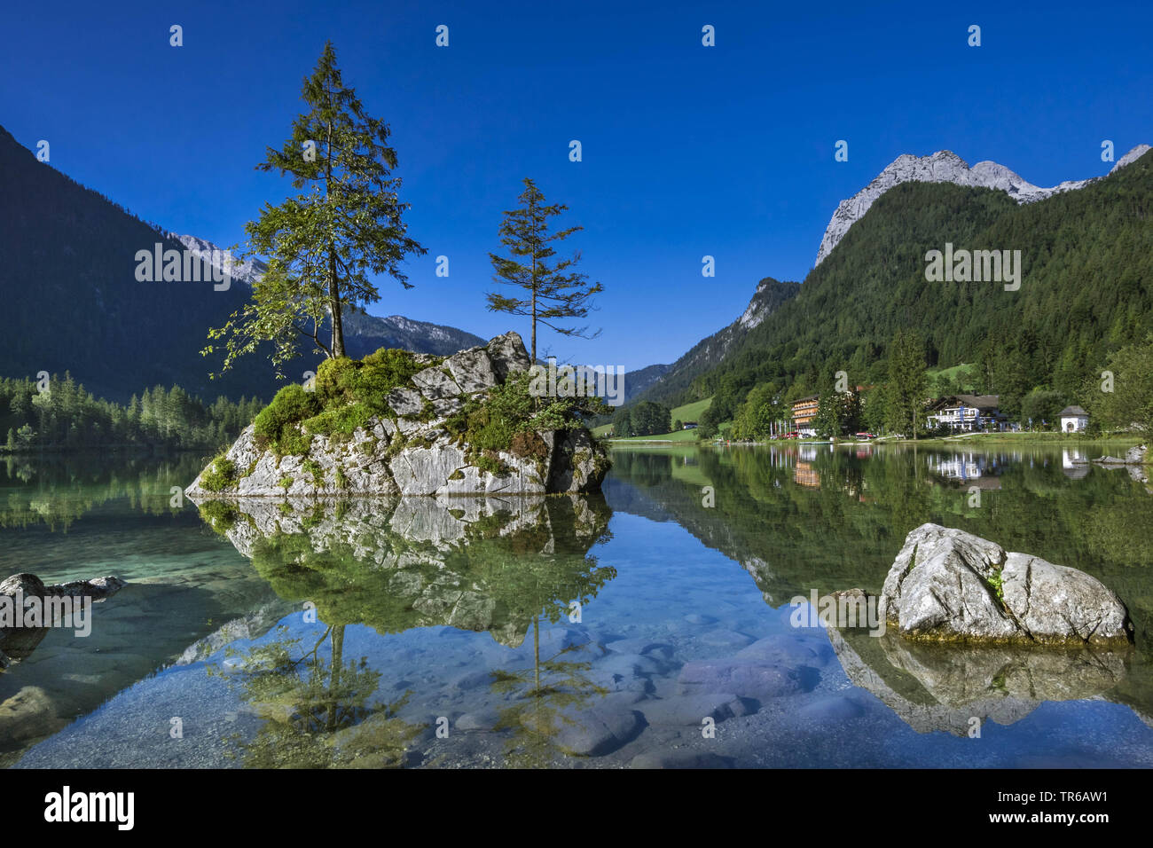 Le lac Hintersee dans le parc national de Berchtesgaden, en Allemagne, en Bavière, le parc national de Berchtesgaden Banque D'Images