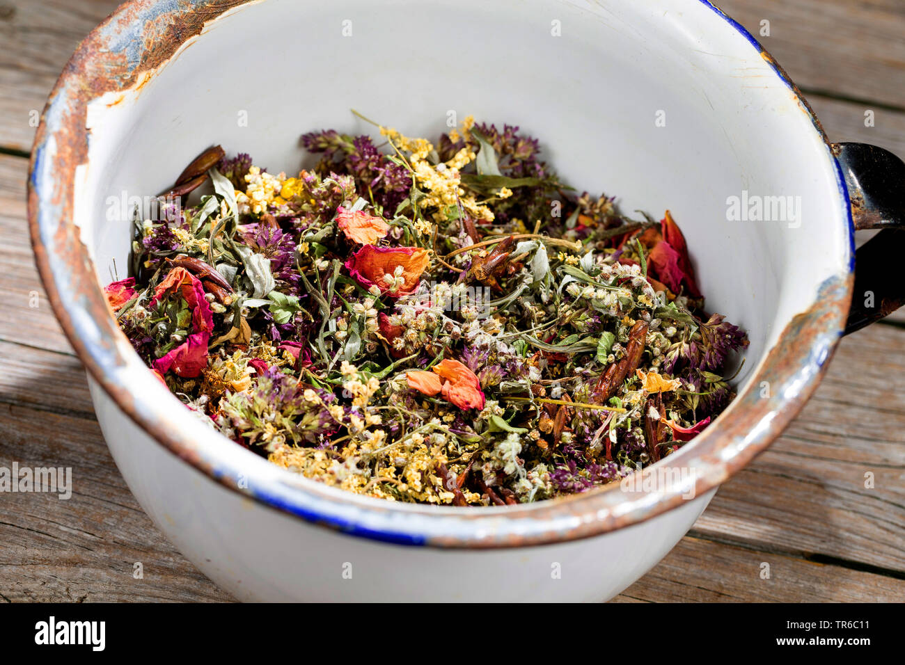 Les herbes séchées dans un bol pour faire une balles de séchage, Allemagne Banque D'Images