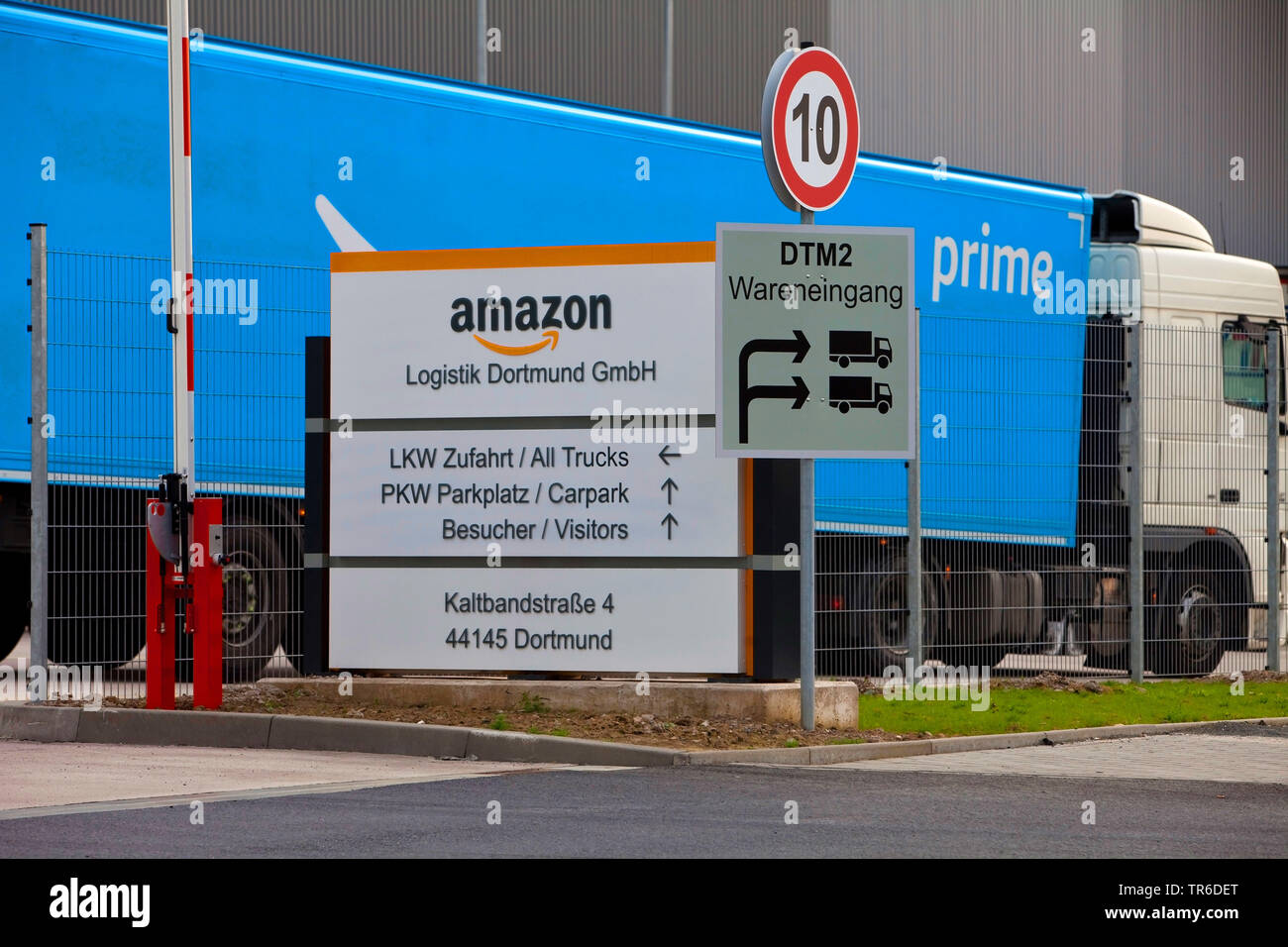 Camion allant au centre logistique d'amazon, Allemagne, DTM2-du-Nord-Westphalie, Ruhr, Dortmund Banque D'Images